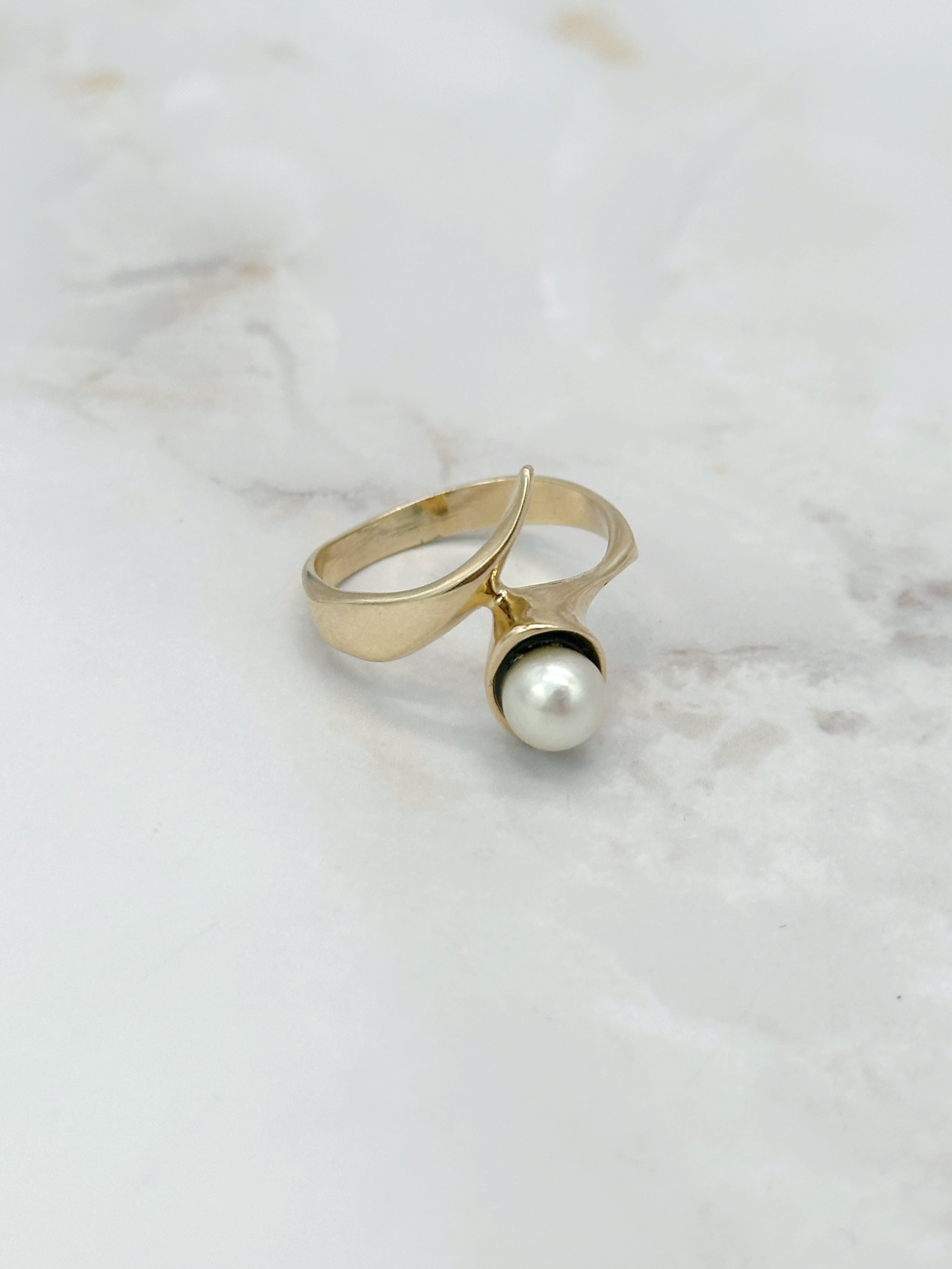 Abstrakter Ring in 585 Gelbgold mit Zuchtperle