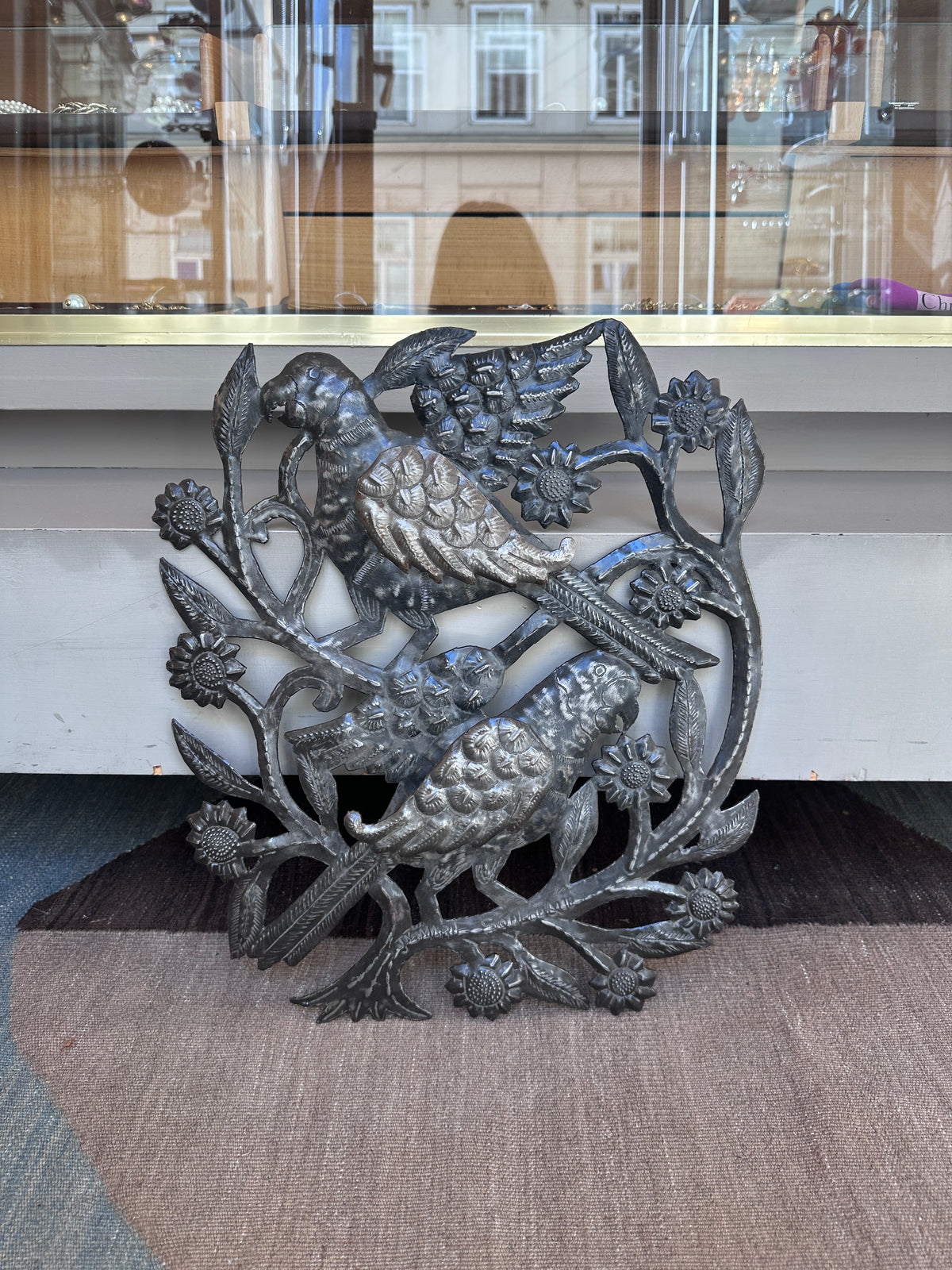 Vintage Wanddekoration aus Metall mit Papageien-Motiv
