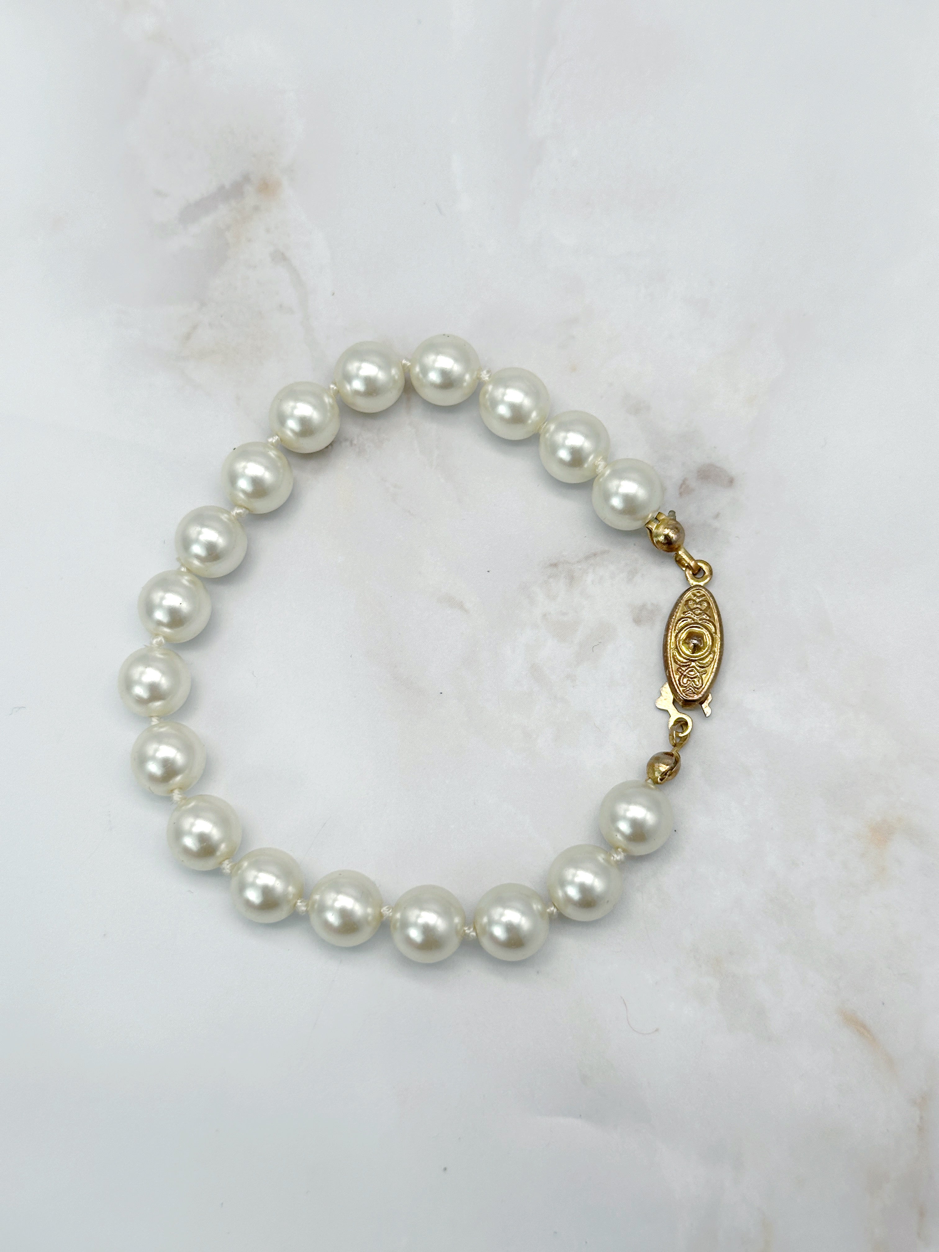 Vintage Armband mit klassischen Kunstperlen und nostalgischem Verschluss