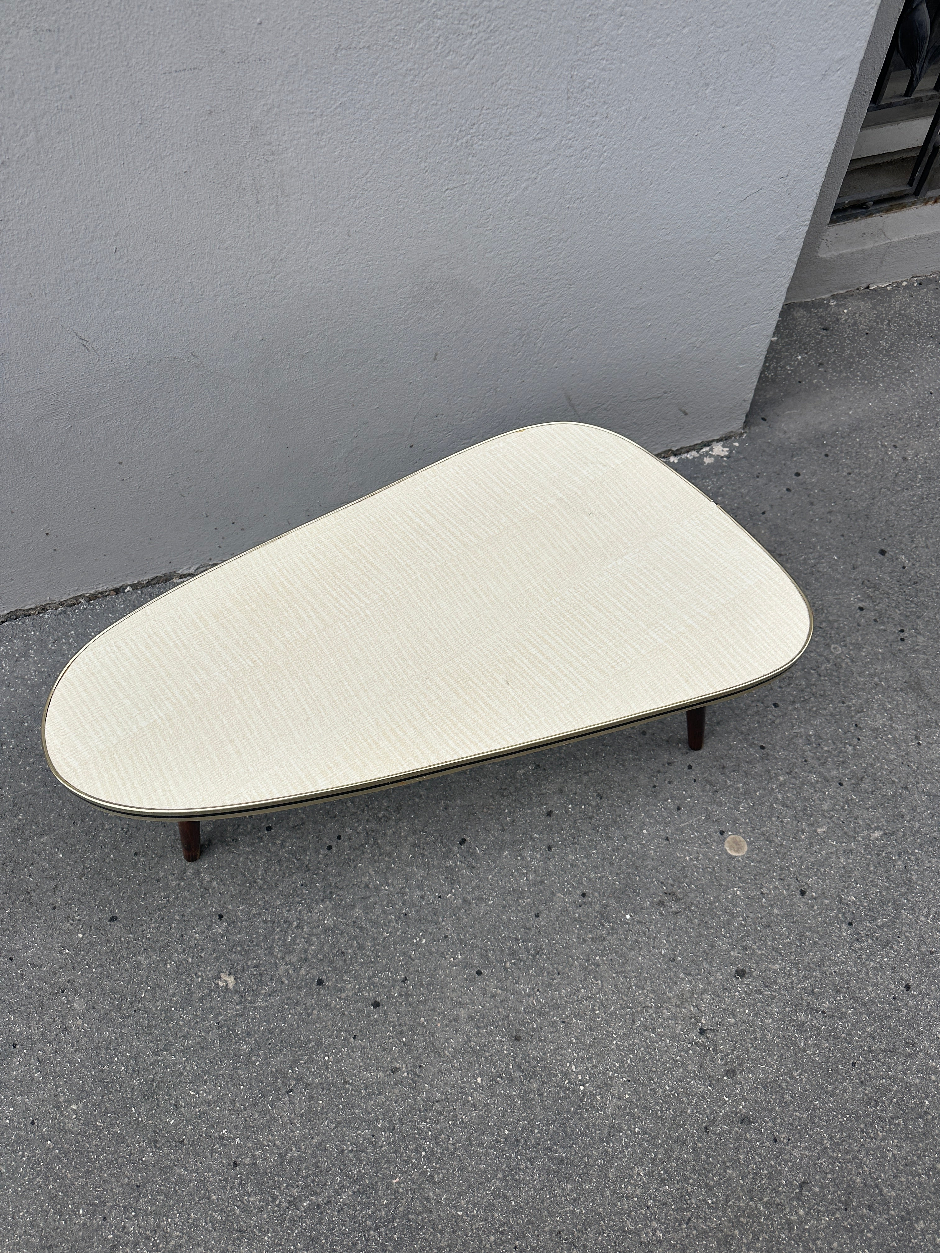 Klassischer Mid Century Nierentisch mit Messingkante um 1950