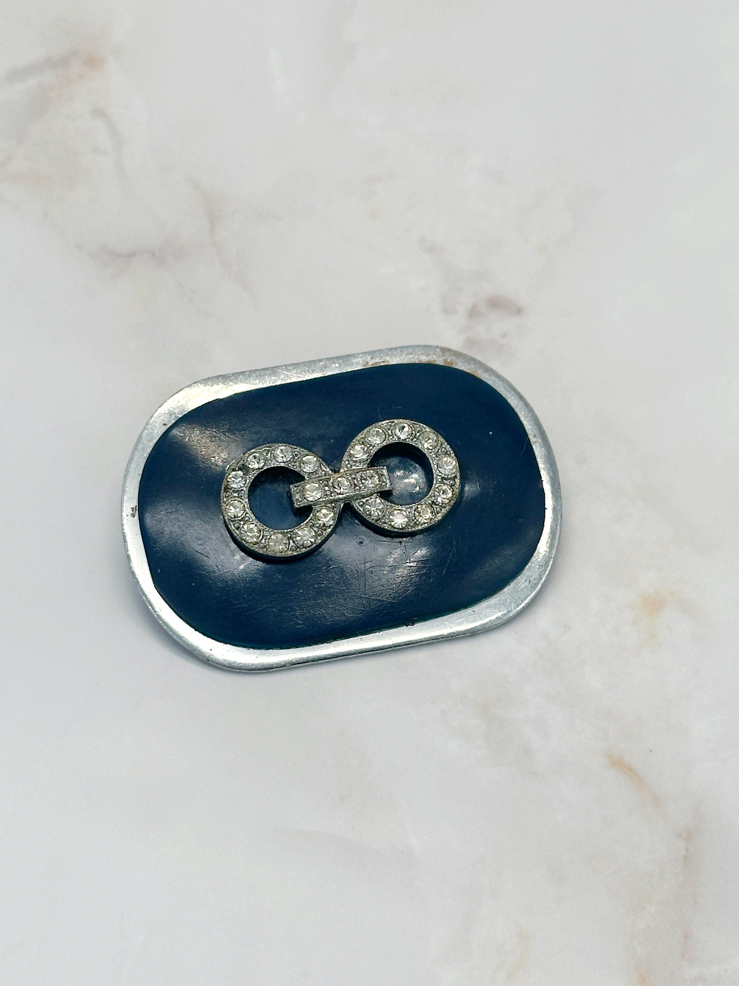 Geometrische Art Déco Brosche mit blauem Akzent