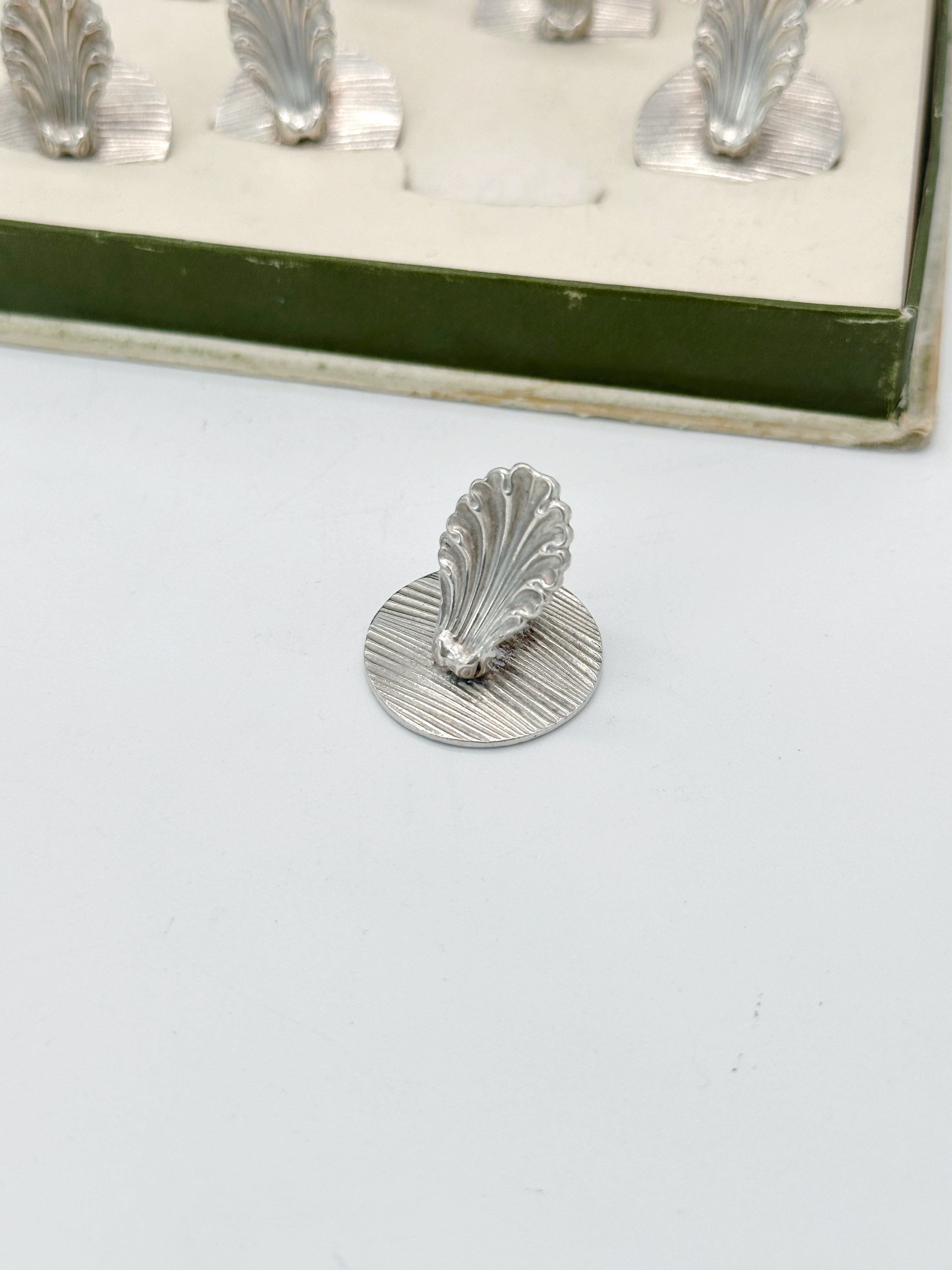 Versilberte Tischkartenhalter in Muschelform von Christofle Paris