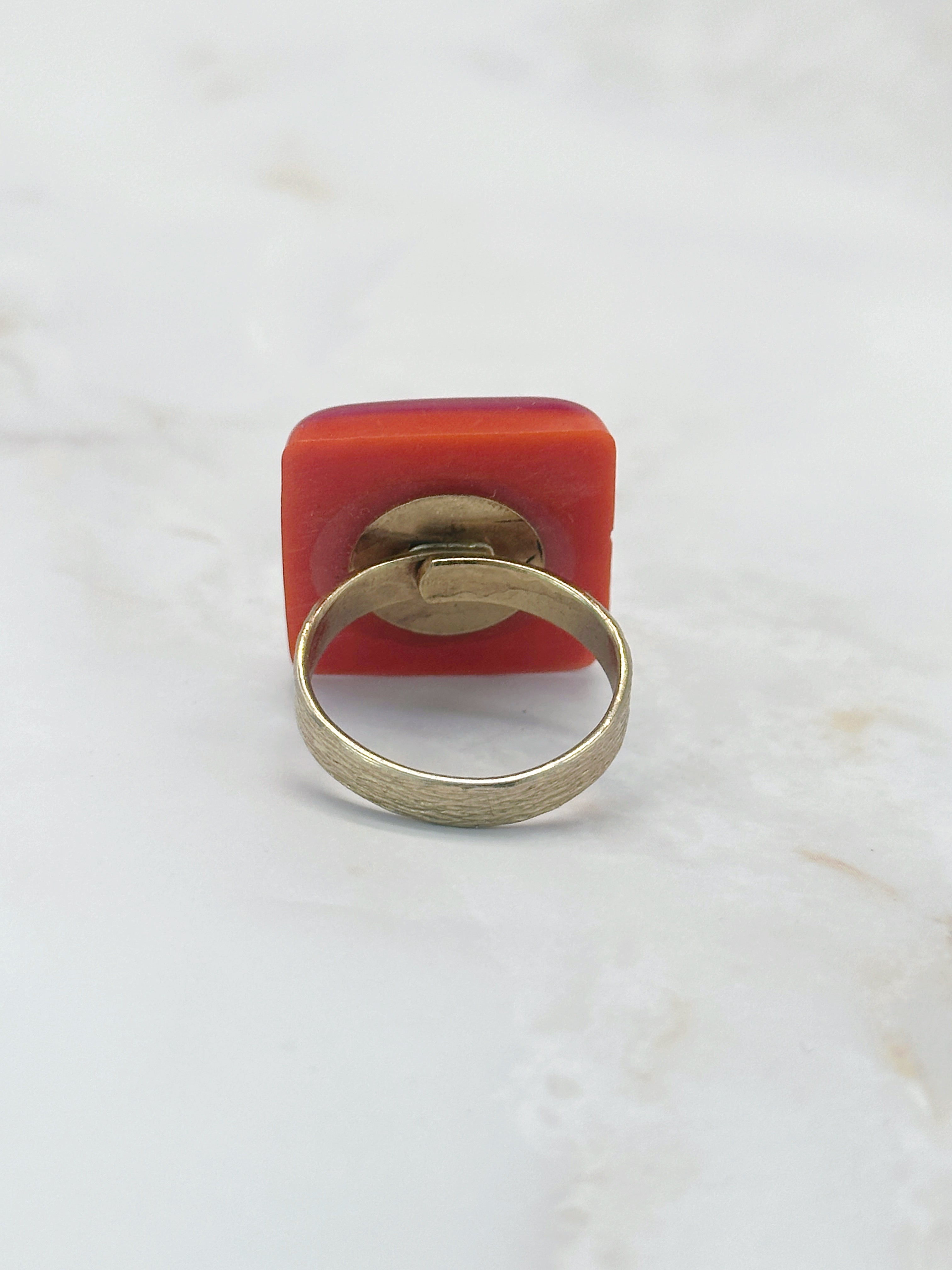 Großer 70er Jahre Ring aus Resin in Pink & Orange
