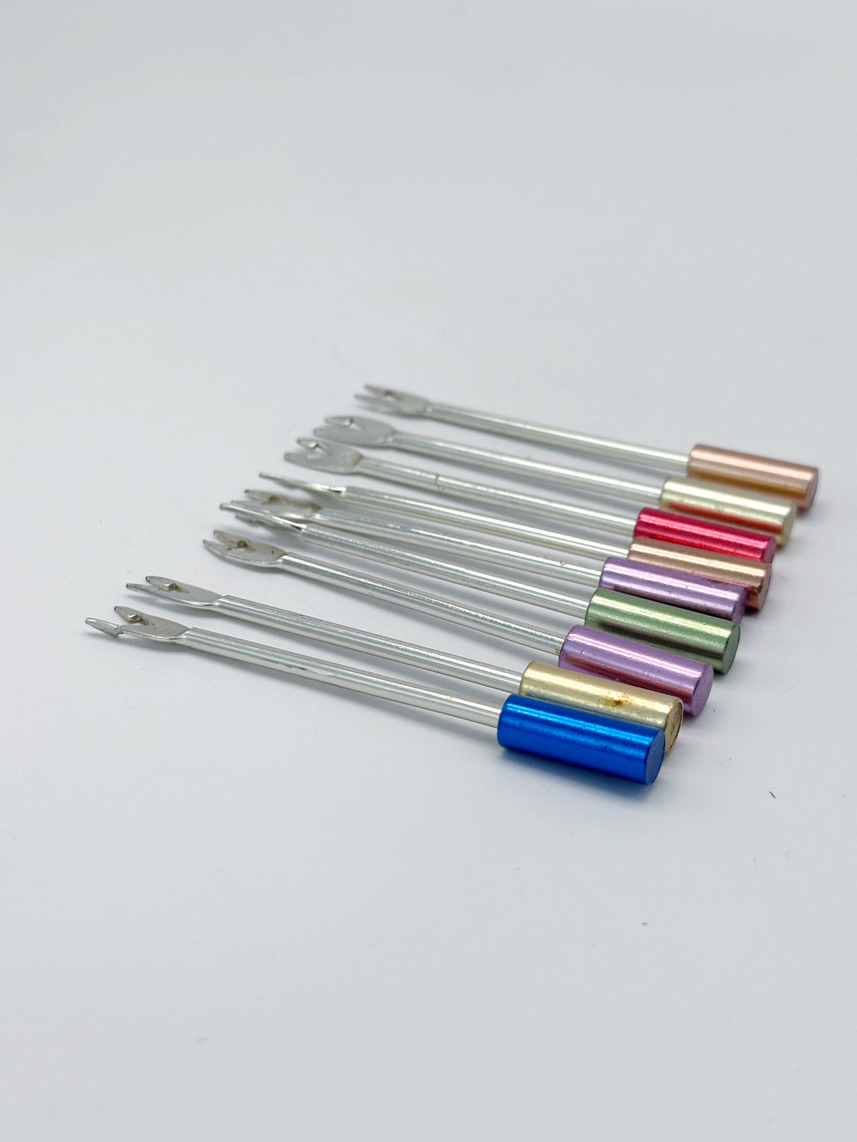 Vintage Cocktailspießchen mit bunten Aluminiumgriffen – 9 Stück