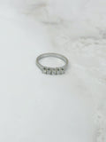 Feiner Ring mit fünf Brillanten