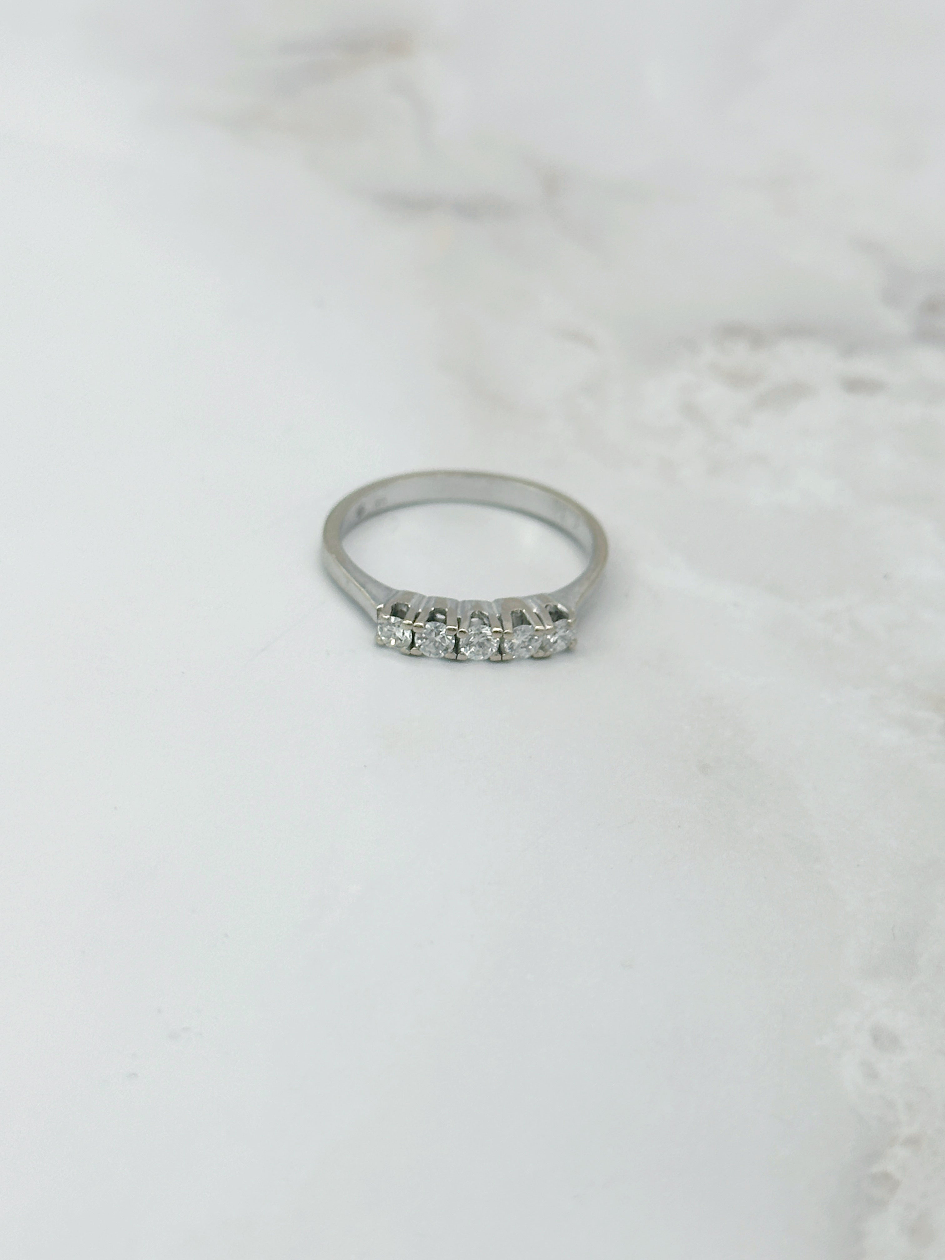 Feiner Ring mit fünf Brillanten