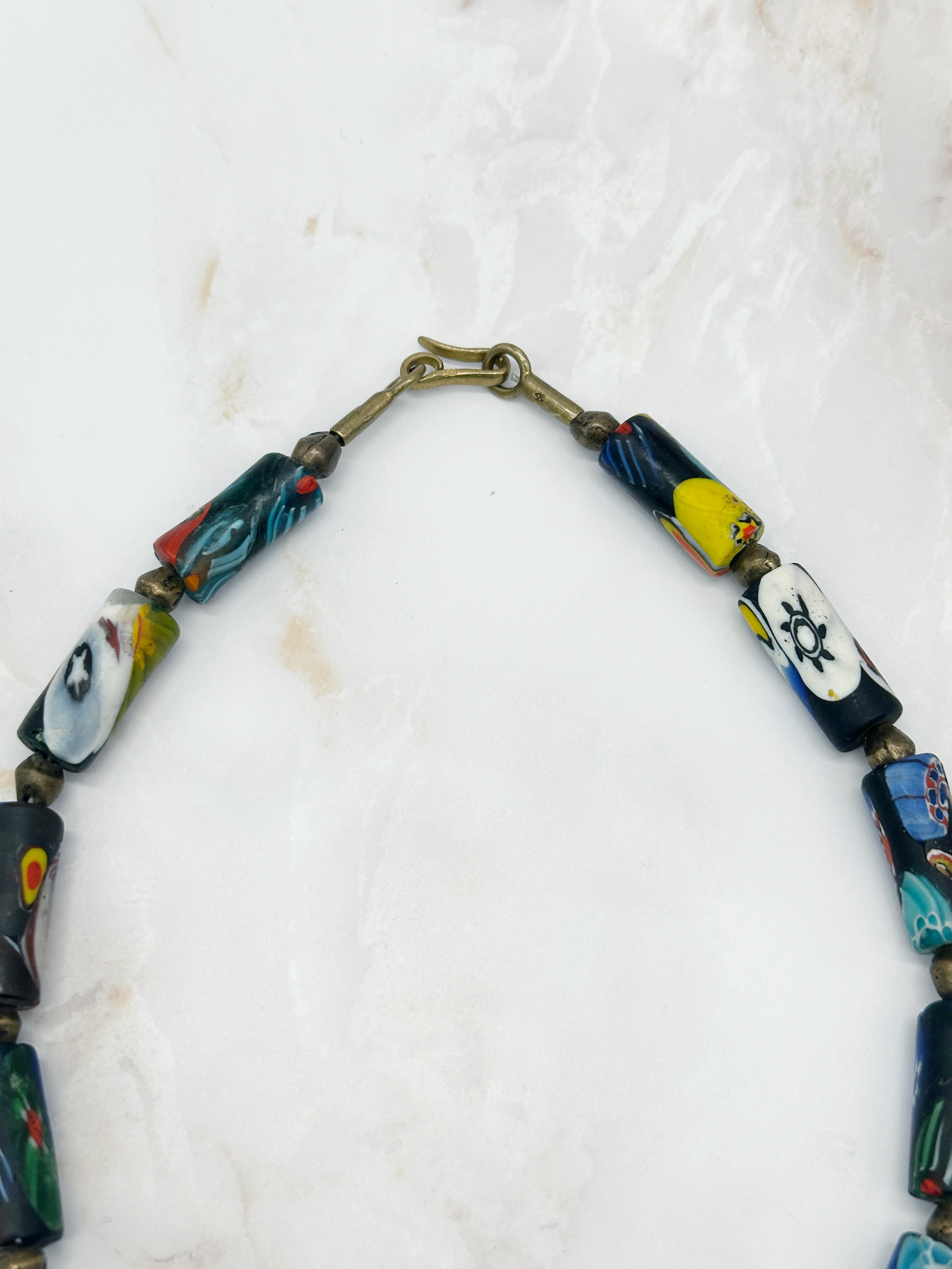 Halskette mit antiken Millefiori-Glasperlen
