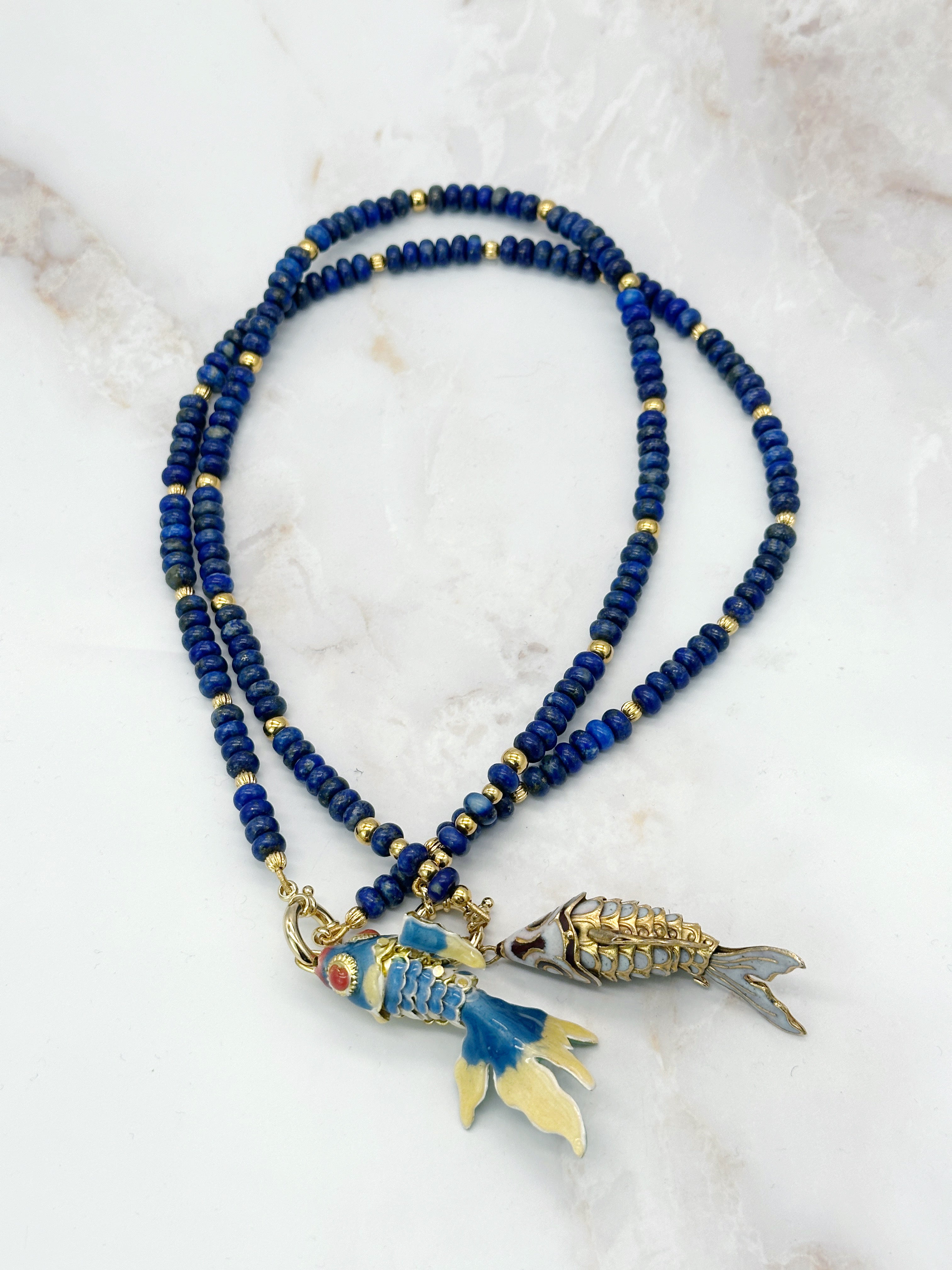 Lapislazuli Halskette mit vergoldeten Elementen und Fisch-Anhänger