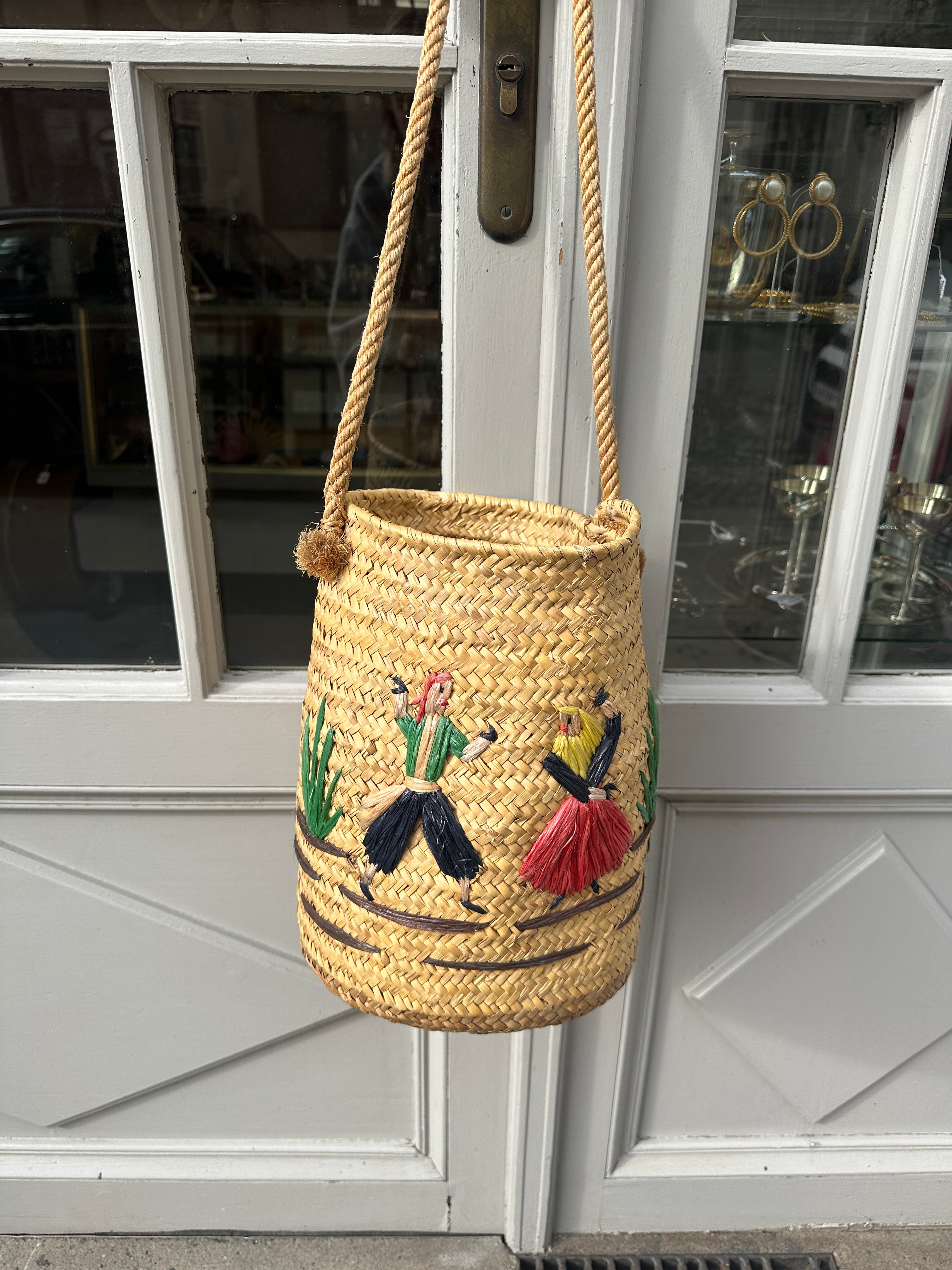 Ausgefallene Vintage Deko-Korbtasche mit tanzenden Figuren