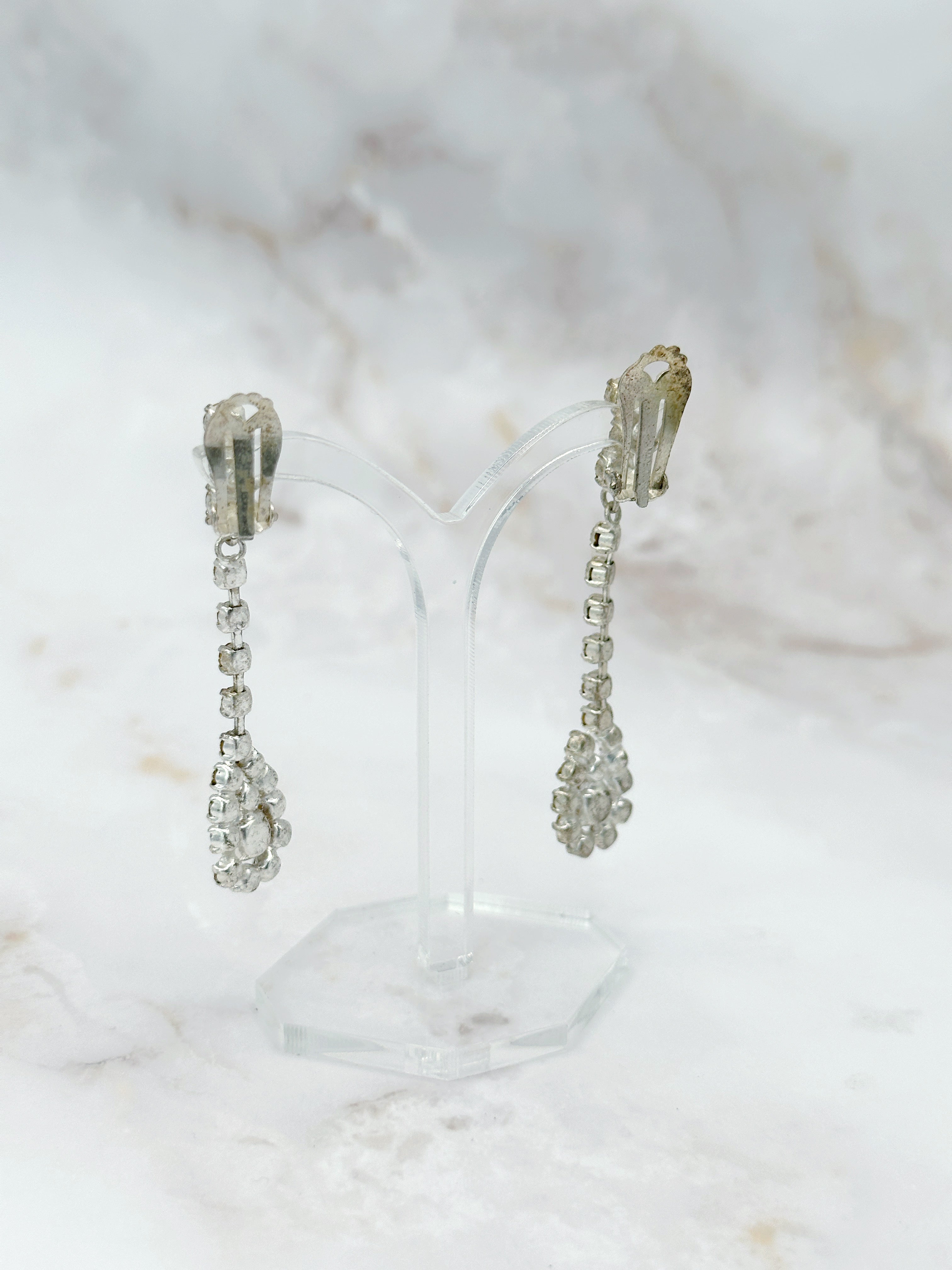 Lange Vintage Ohrclips mit Strass und dunkelblauem Tropfen