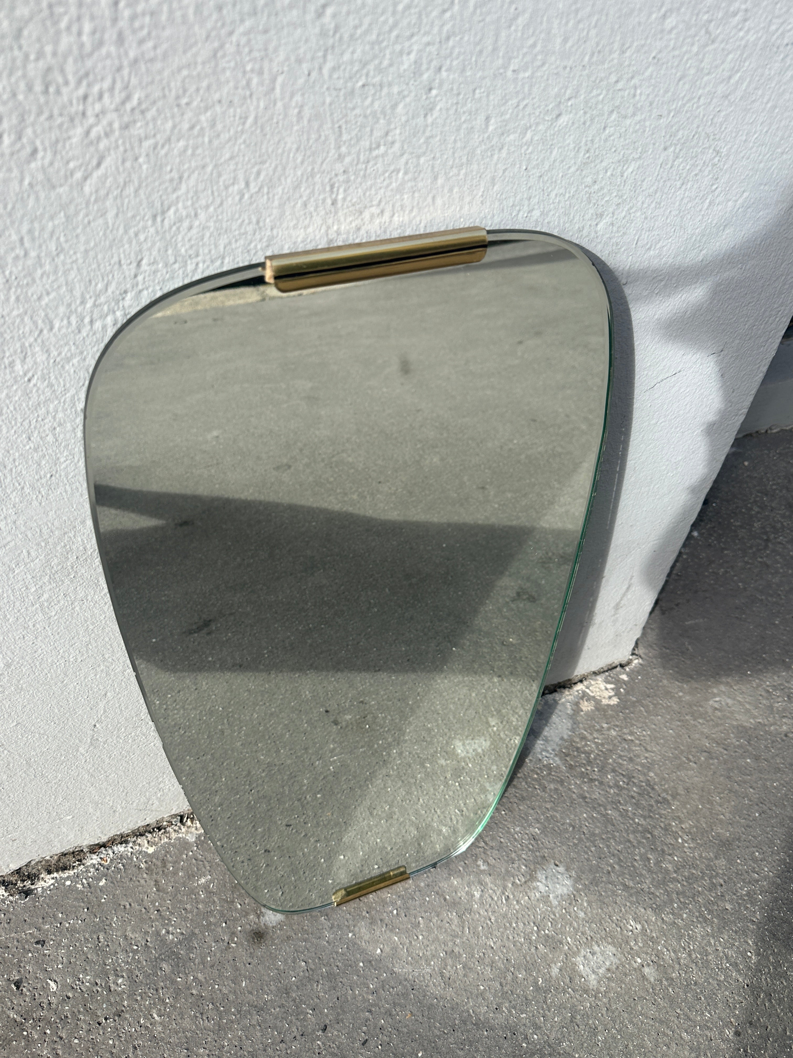 Original Mid-Century Nierenspiegel mit feinem Messing-Detail