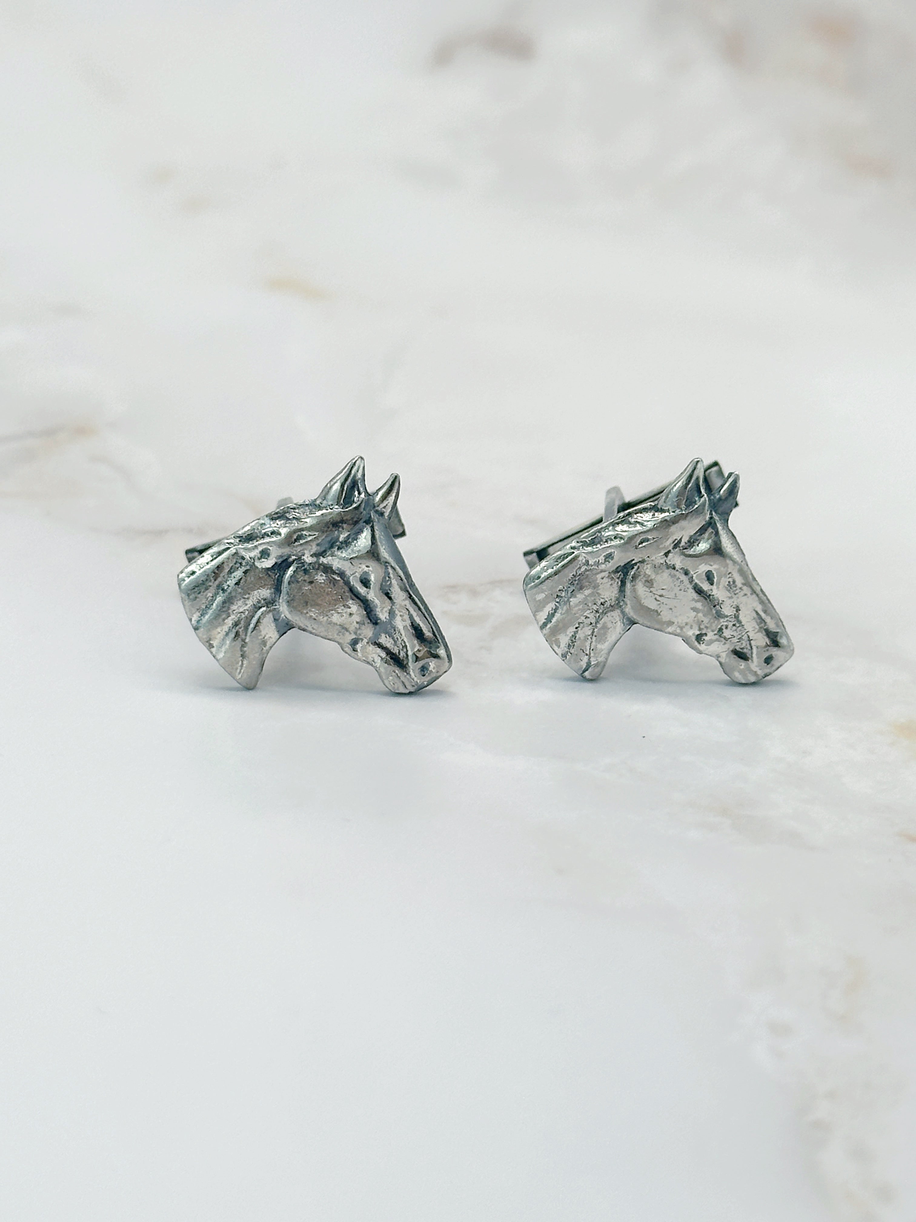 Versilberte Manschettenknöpfe mit Pferdekopf Motiv