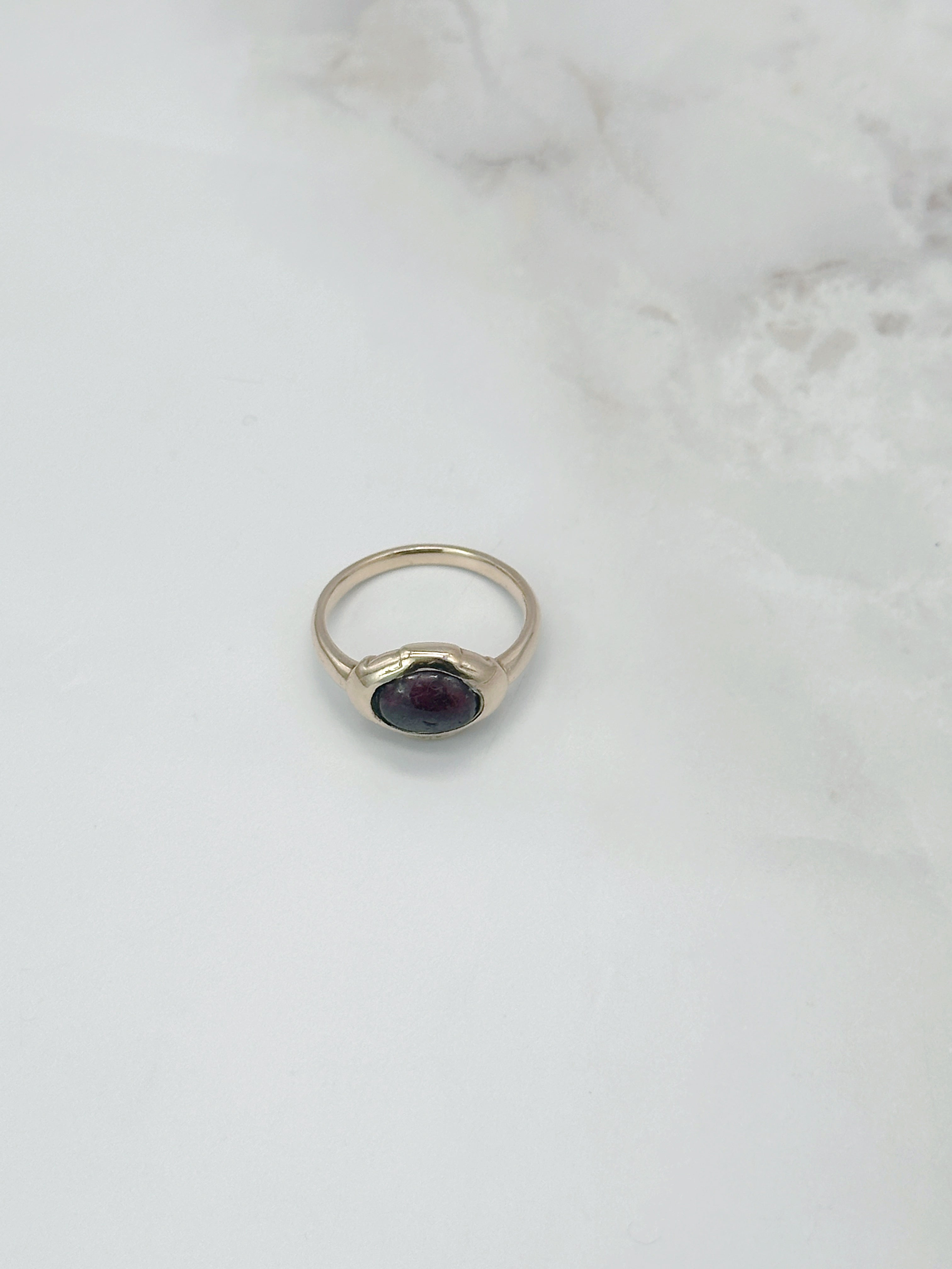 Antiker Ring in 585 Gelbgold mit Granatcabochon