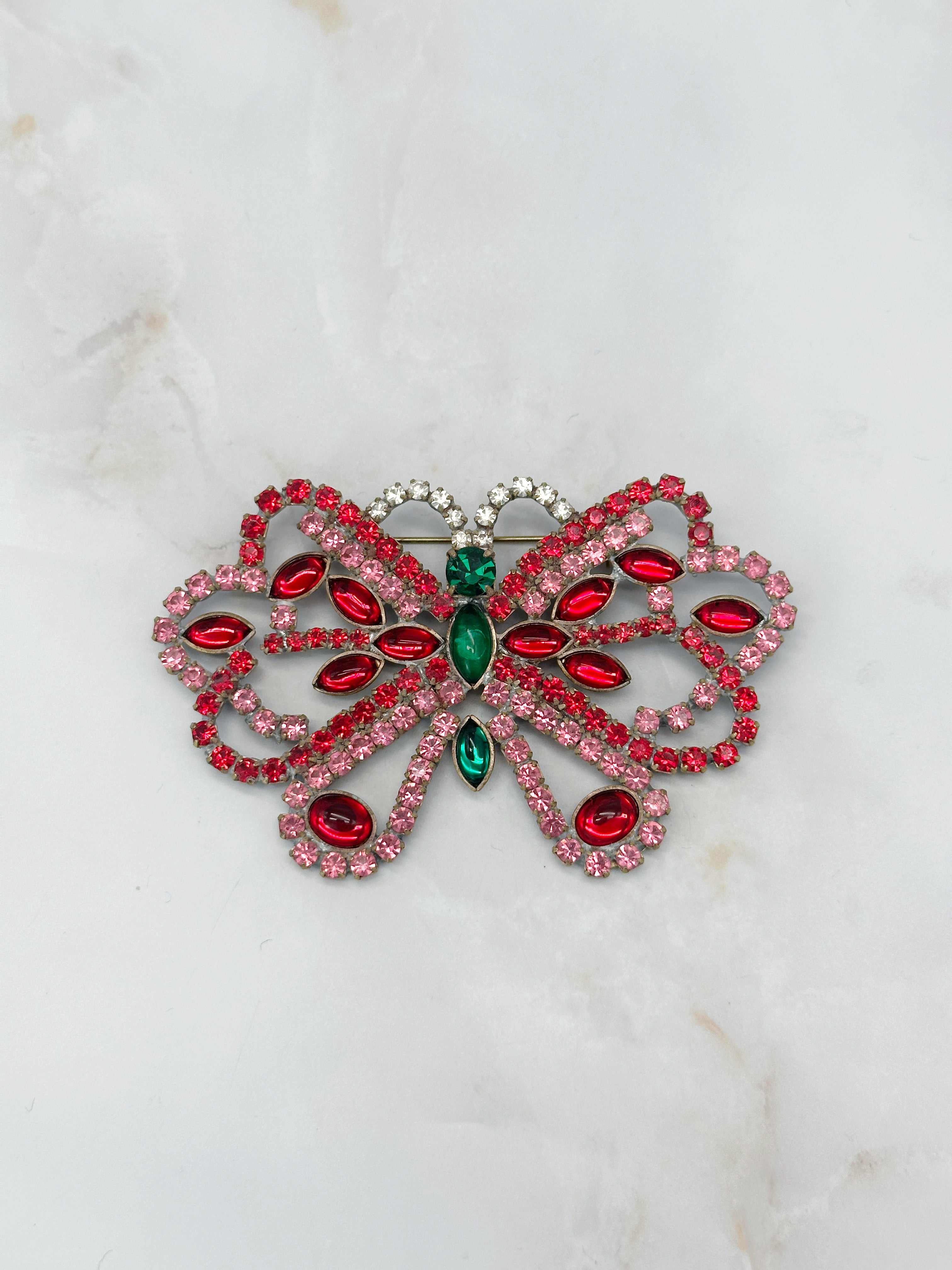 Farbgewaltige Gablonzer Schmetterlingsbrosche in Rot und Grün
