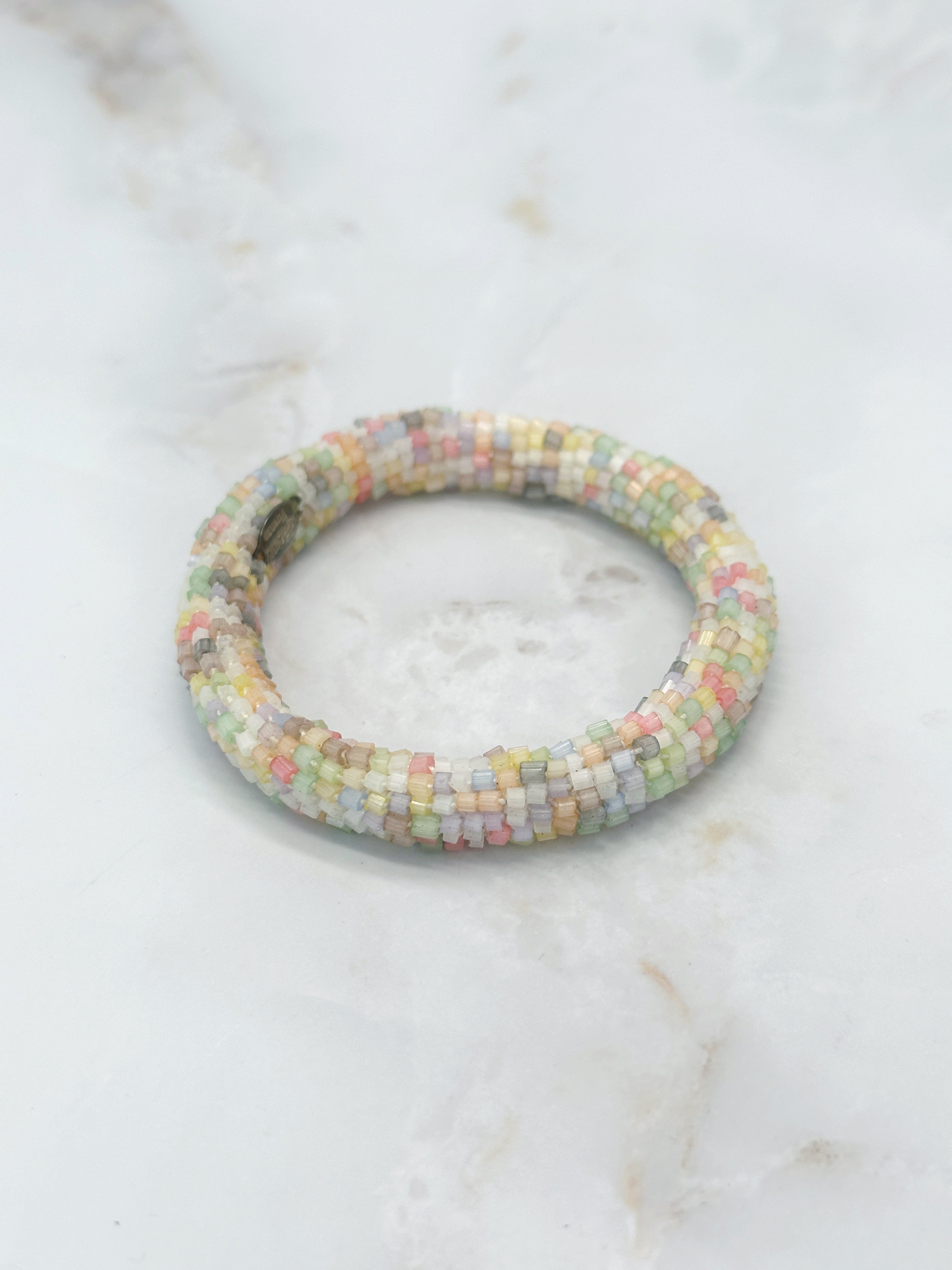 Zartes Perlenarmband in bunten Pastelltönen