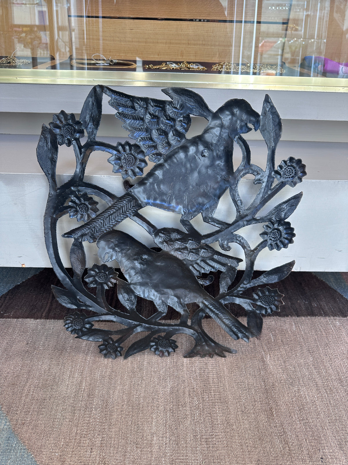 Vintage Wanddekoration aus Metall mit Papageien-Motiv