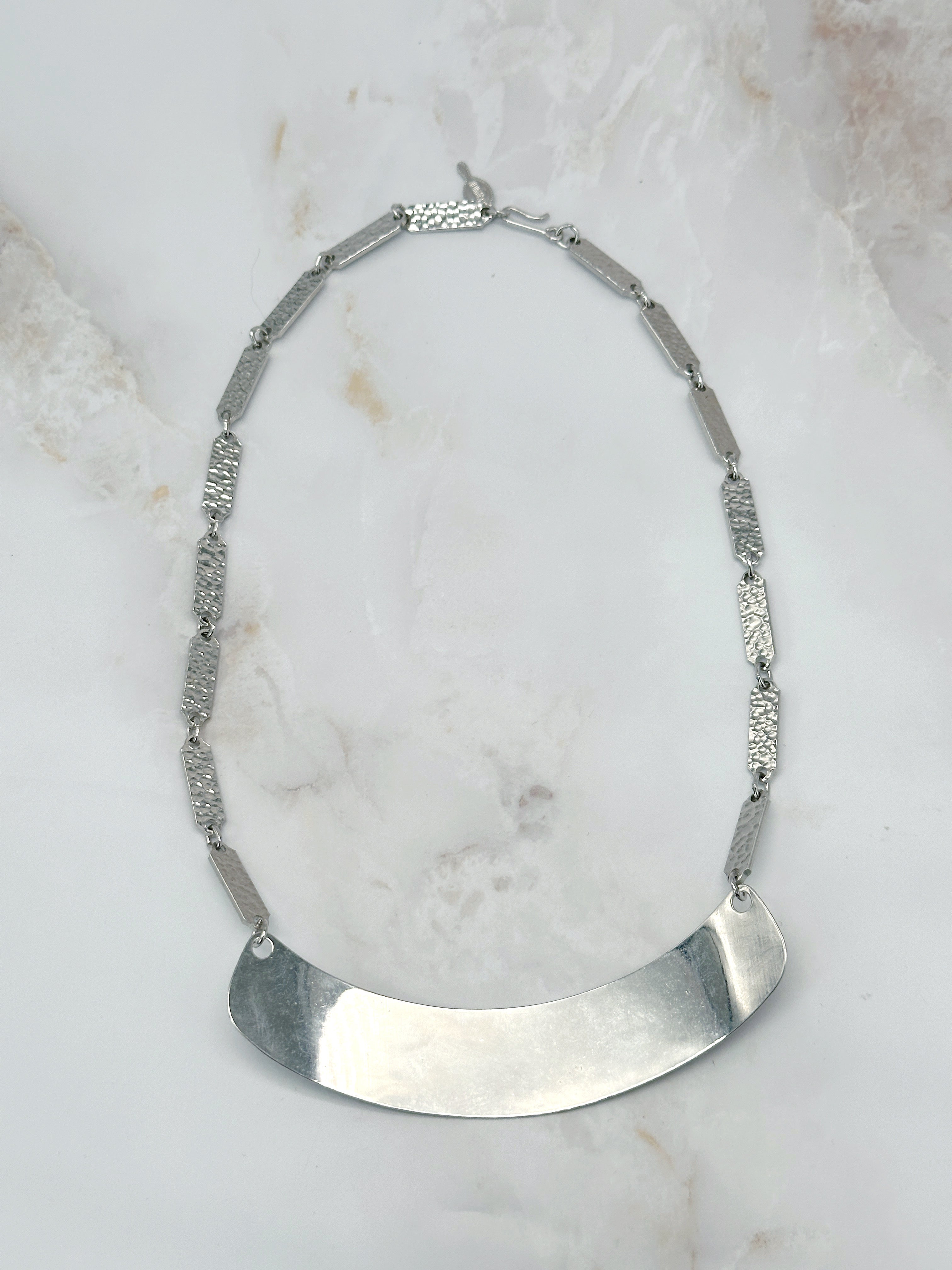 Signierte Vintage Halskette von Sarah Coventry silberfarben mit geklopfter Oberfläche