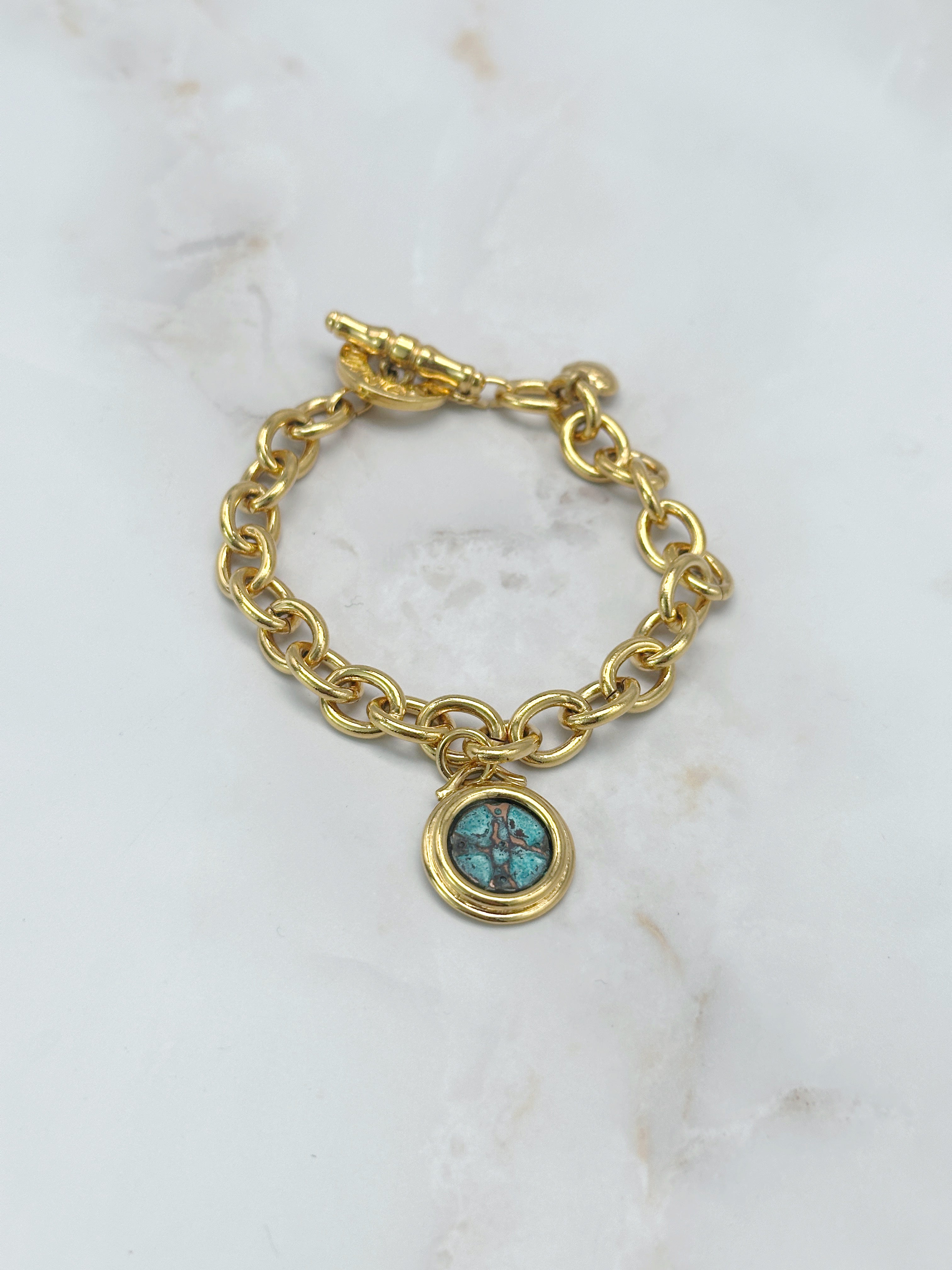 Vergoldetes Vintage Armband mit Knebelverschluss, Herz und Türkis-Anhänger