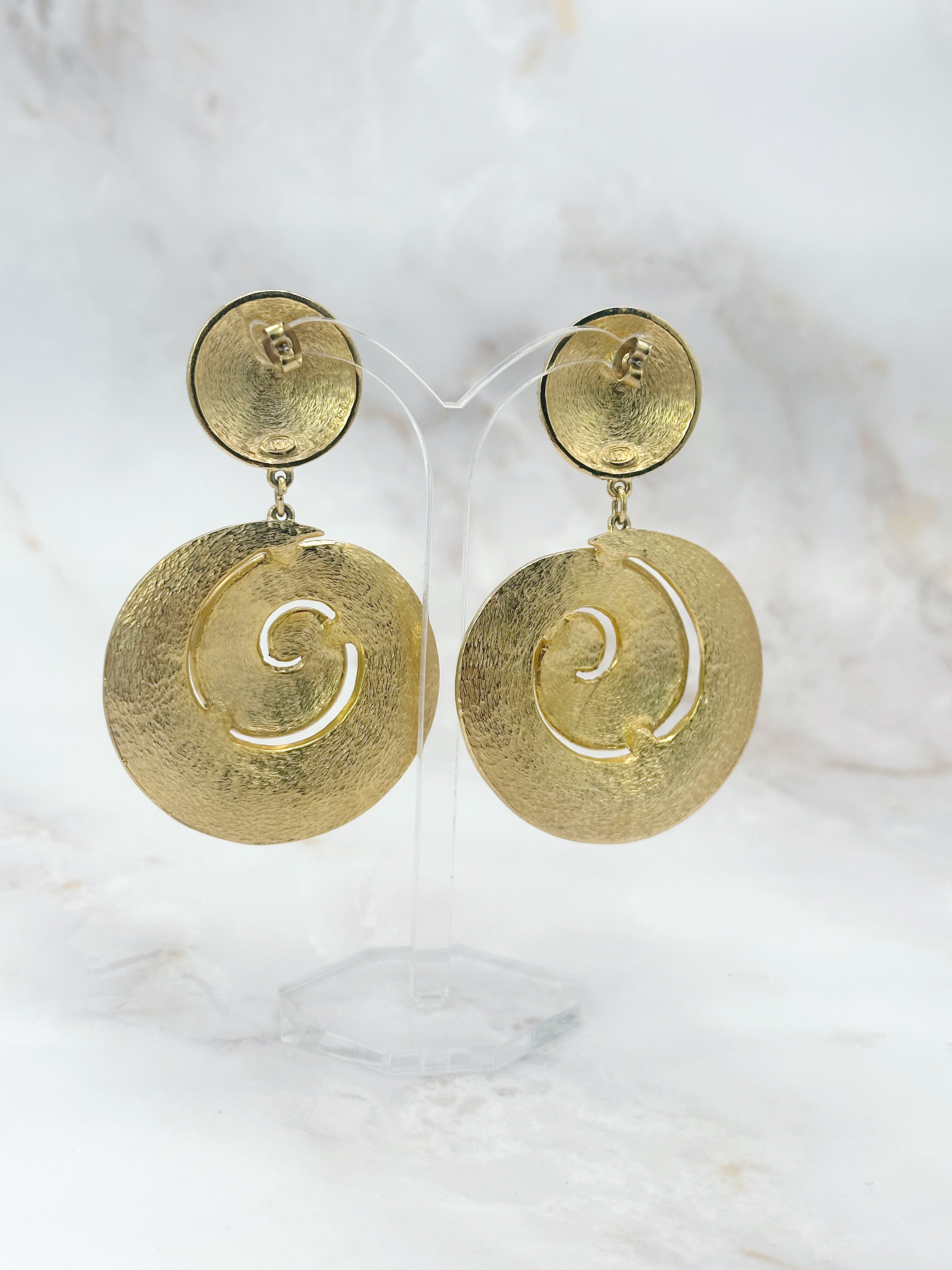 Vergoldete Statement Ohrringe signiert Sphinx im Spiralen Design