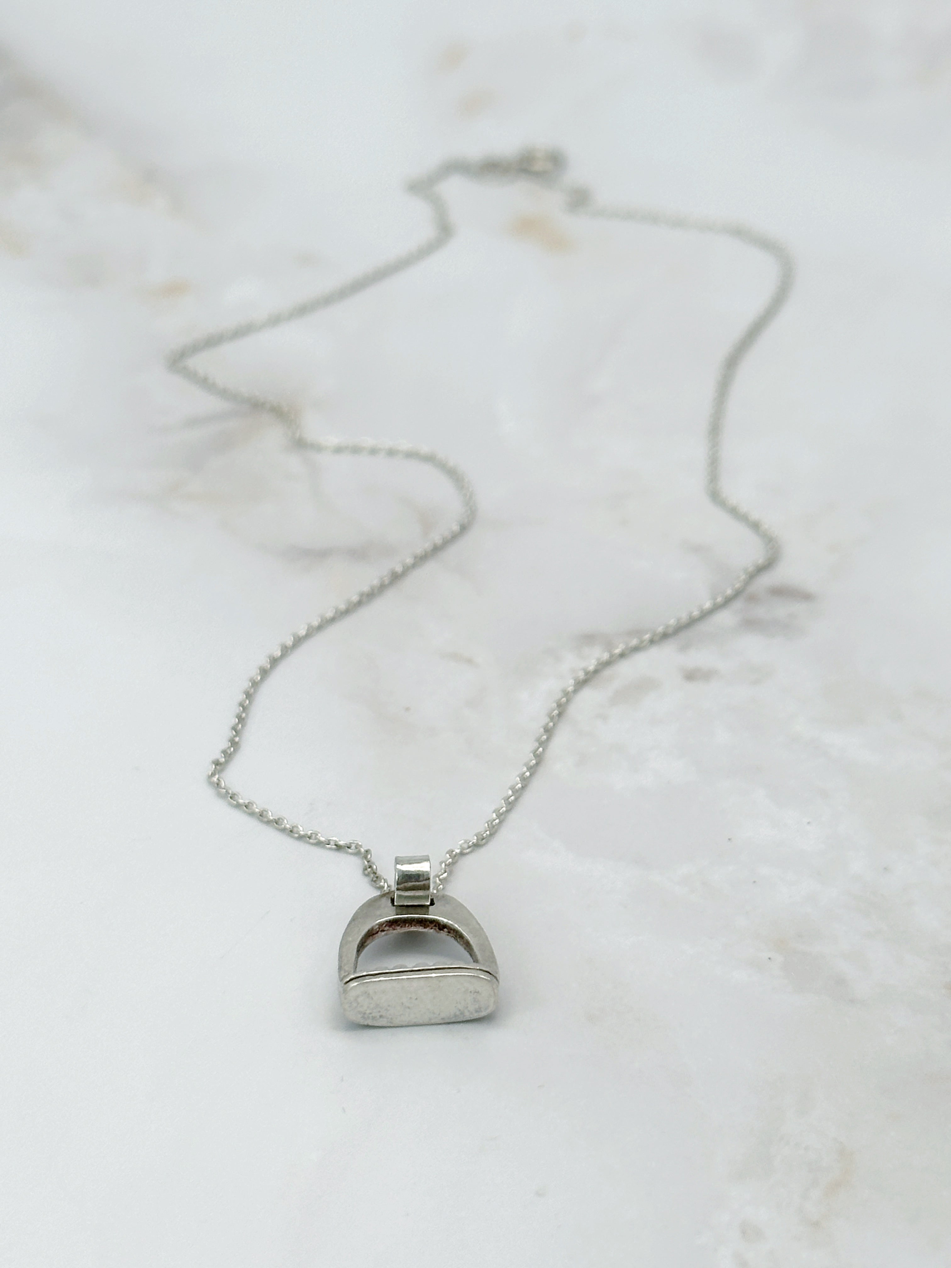 Elegante Silberkette mit Steigbügel-Anhänger
