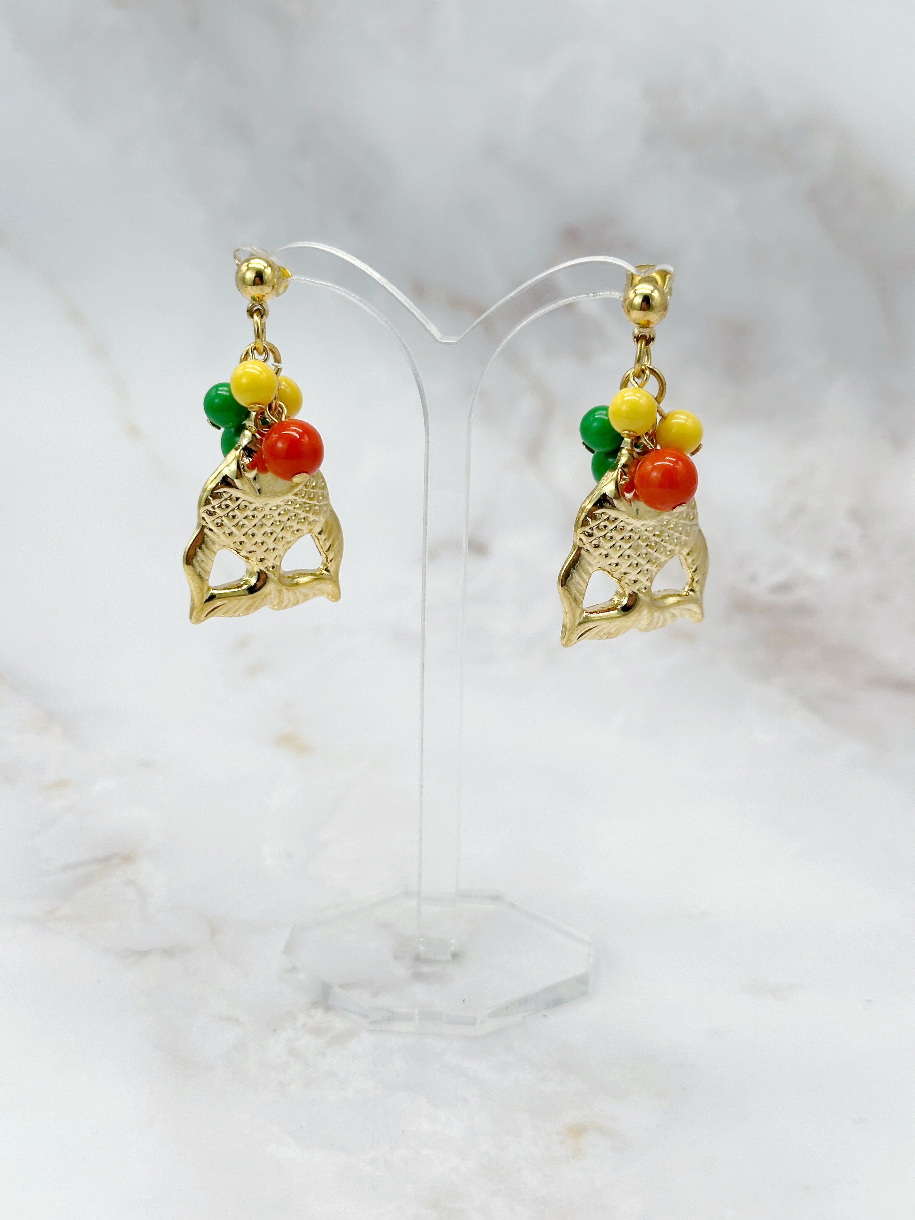 Ohrstecker mit goldfarbenem Fisch und bunten Perlchen