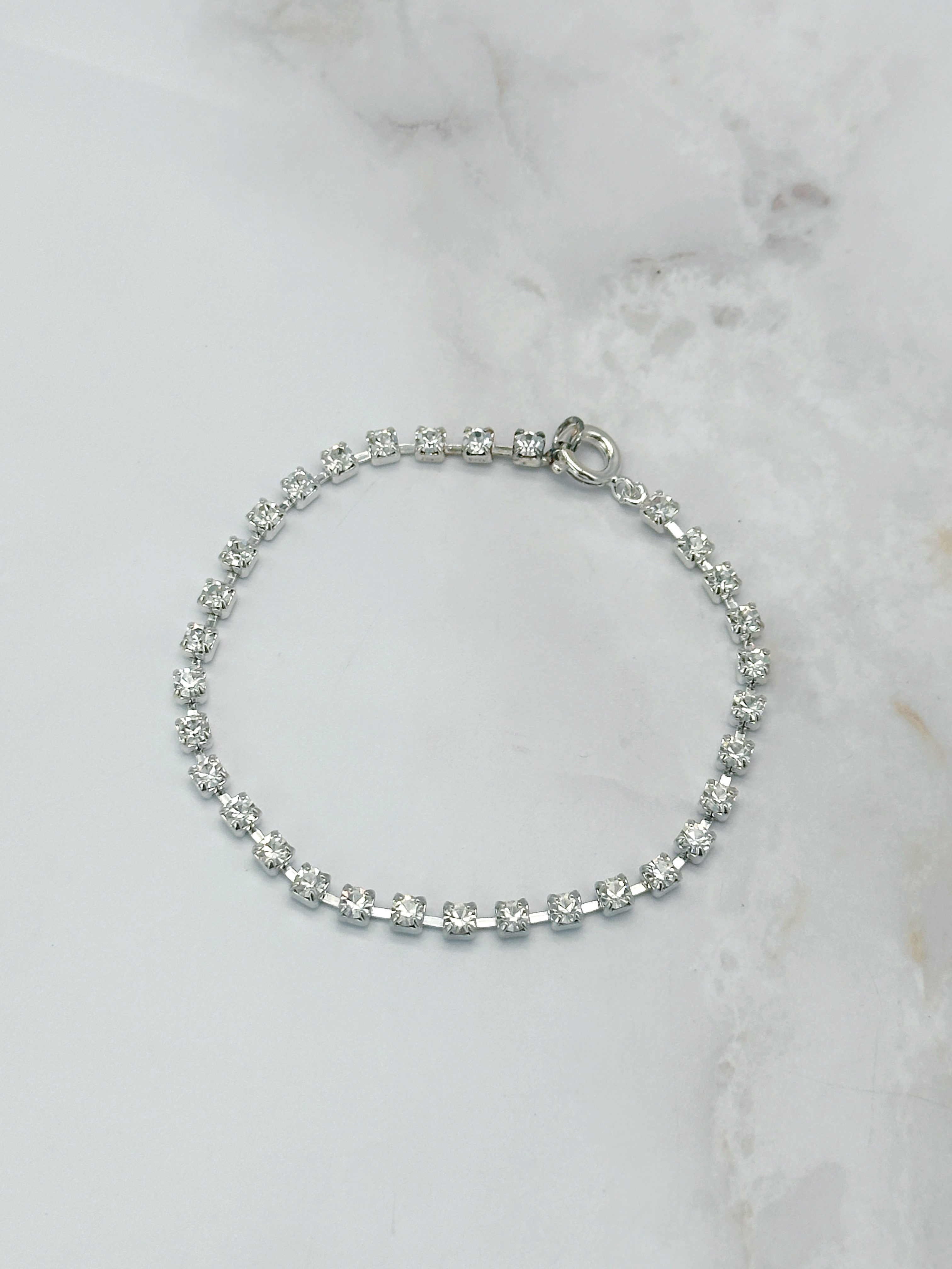 Silberfarbenes Tennisarmband mit Strass