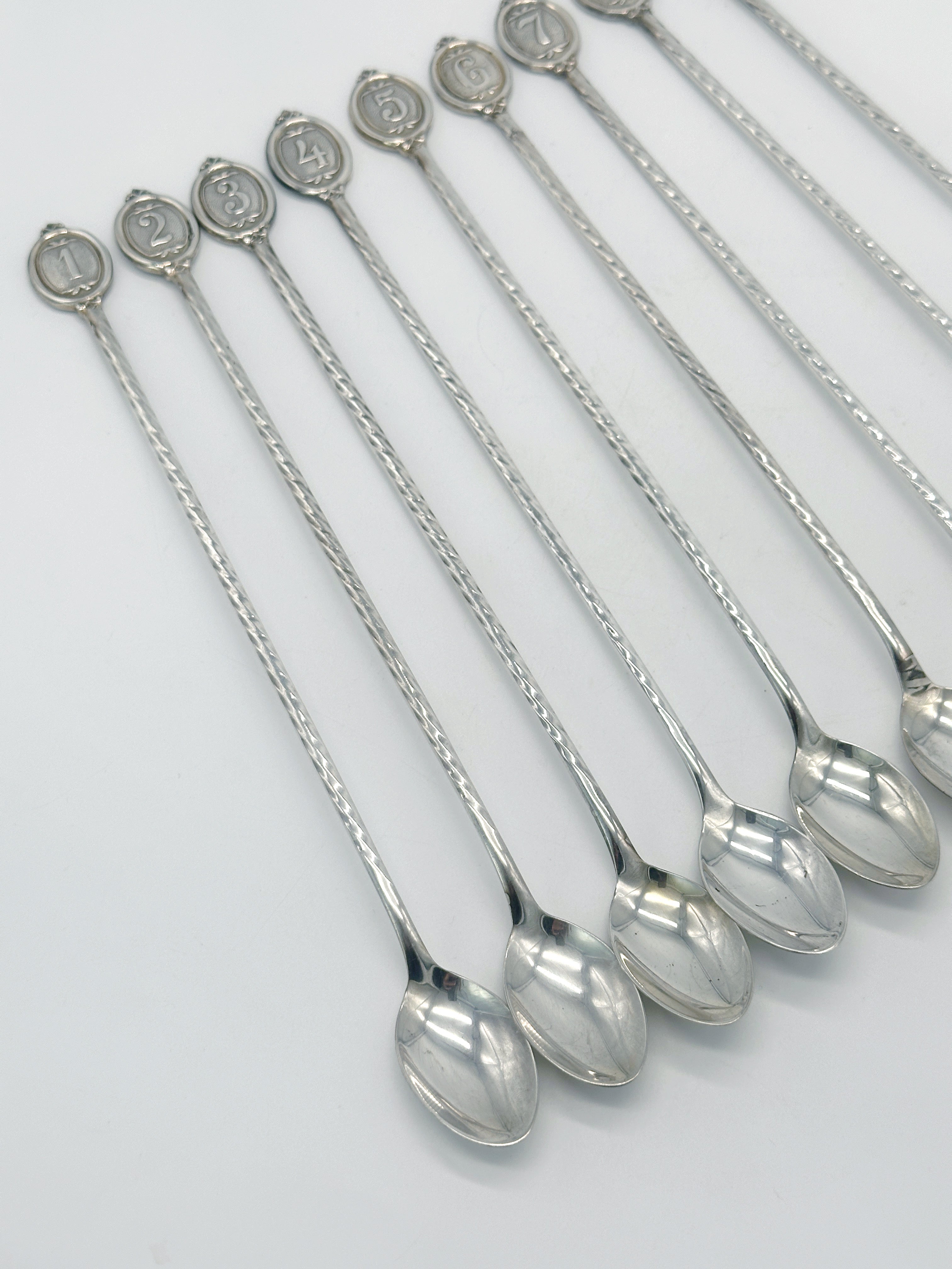 9 versilberte Cocktaillöffel mit individueller Nummerierung