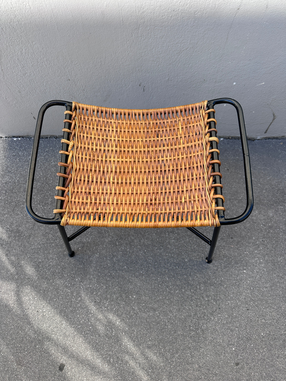 Mid-Century Hocker mit Rattansitz und schwarzem Metallgestell