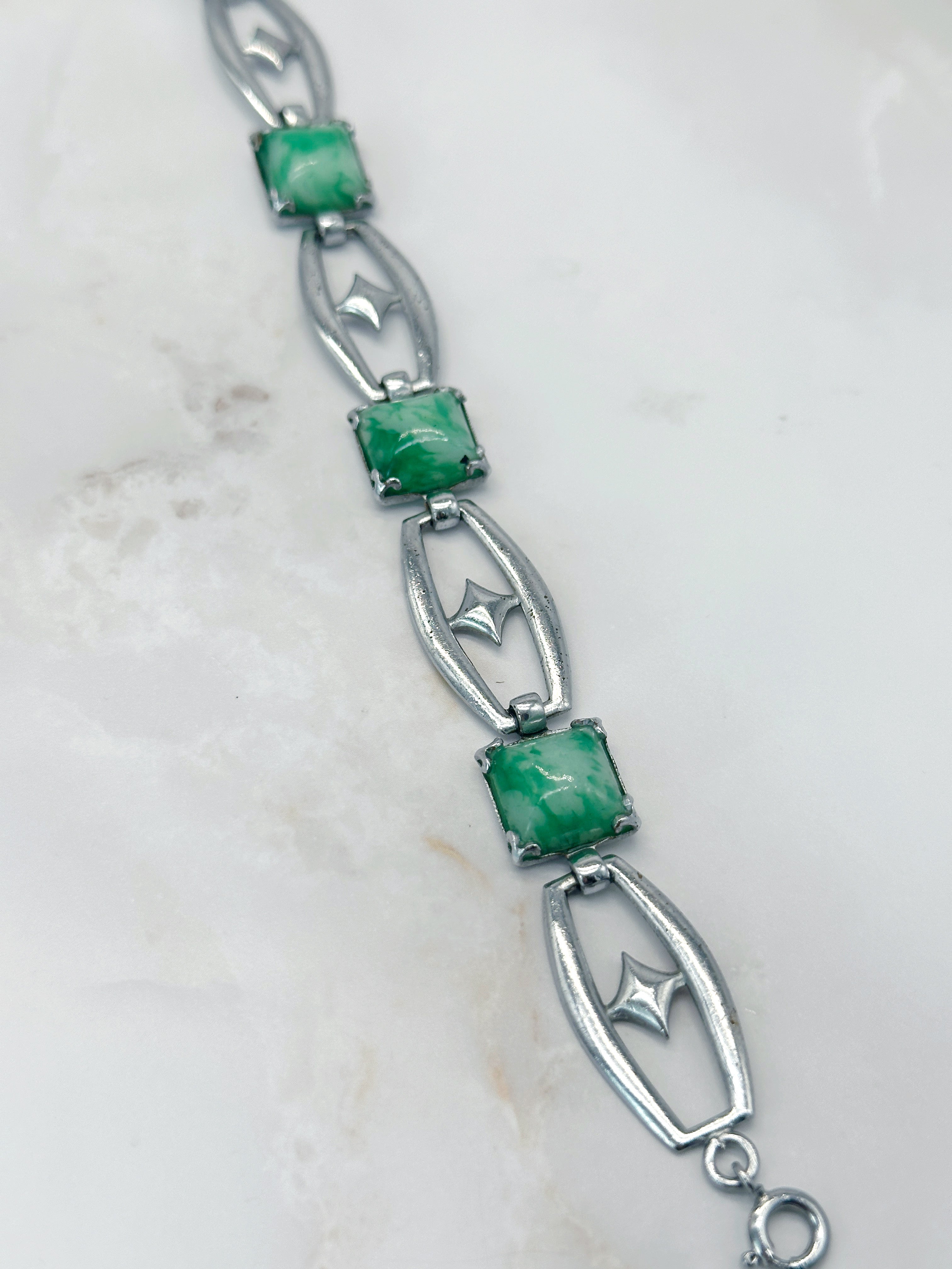 Elegantes Art Déco Armband mit jadefarbenen Glassteinen