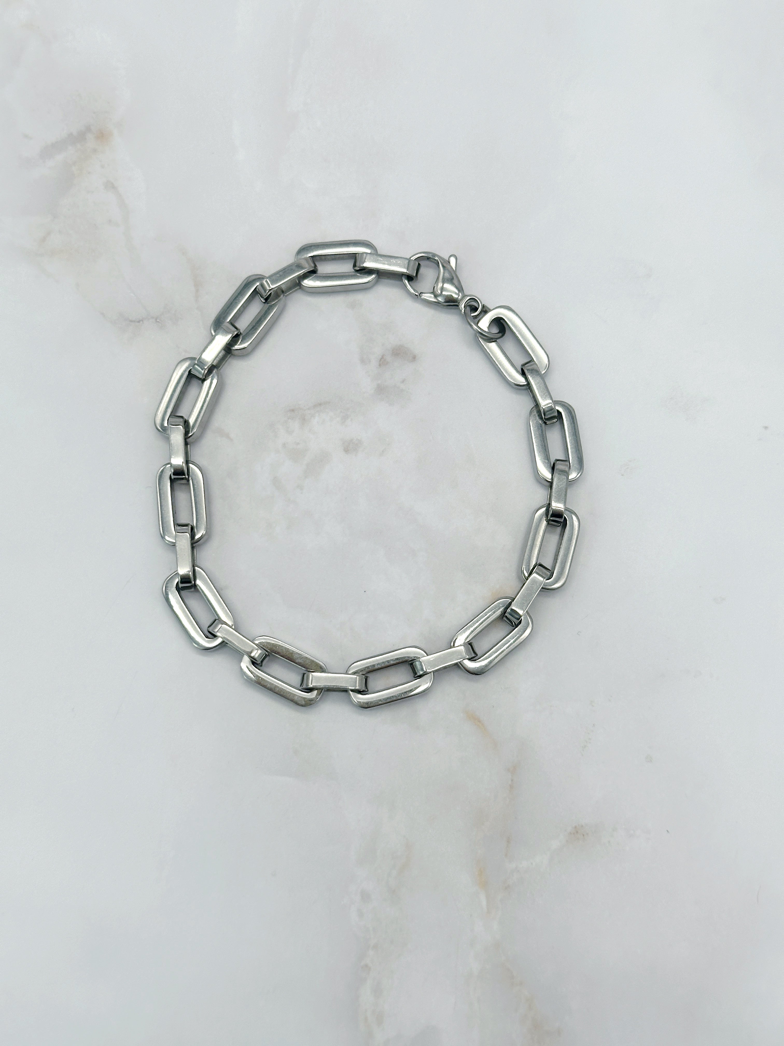 Silberfarbenes Armband mit länglichen Gliedern