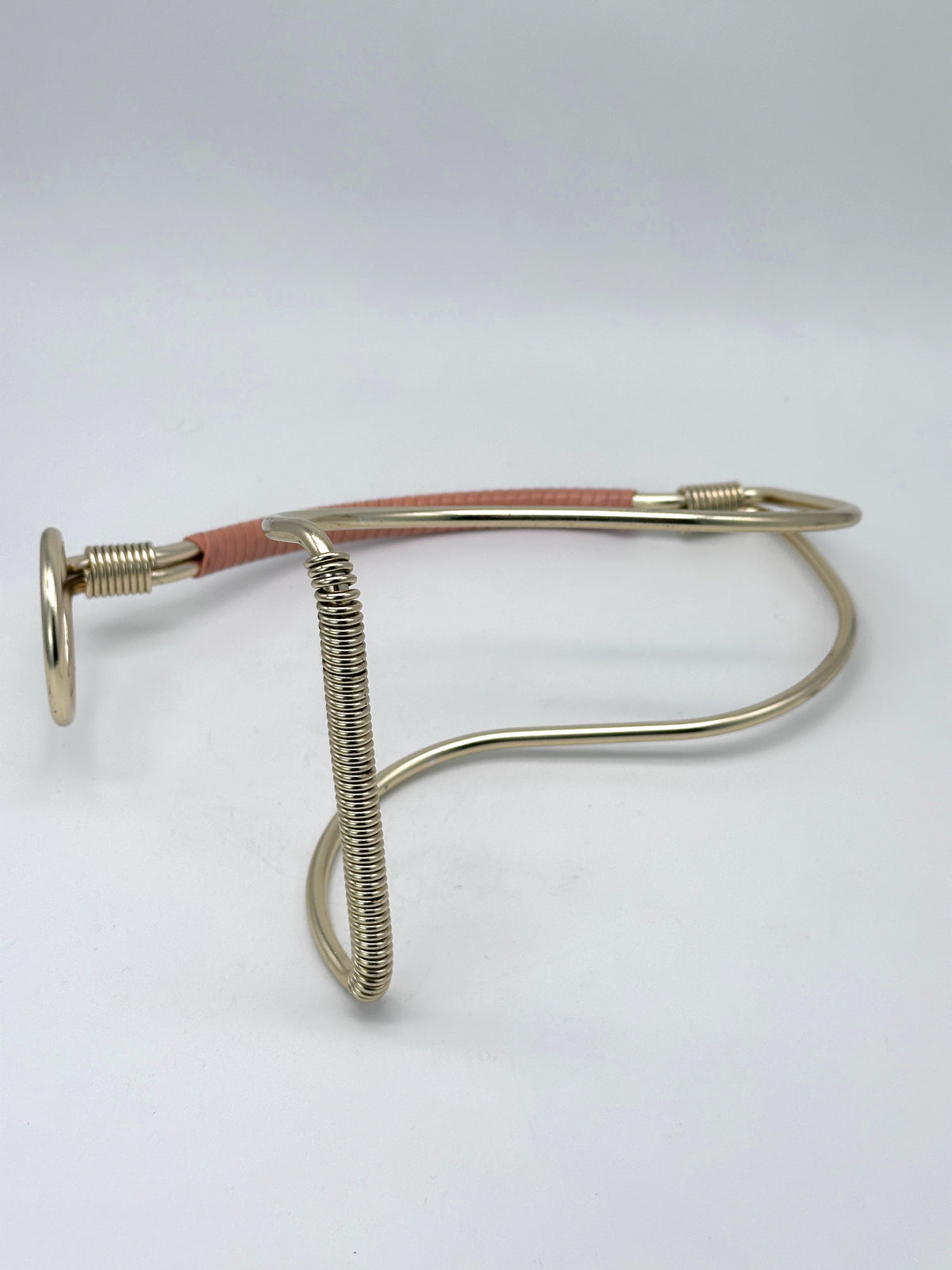 Mid-Century Flaschenhalter / Weinständer aus goldfarbenem Metall um 1950