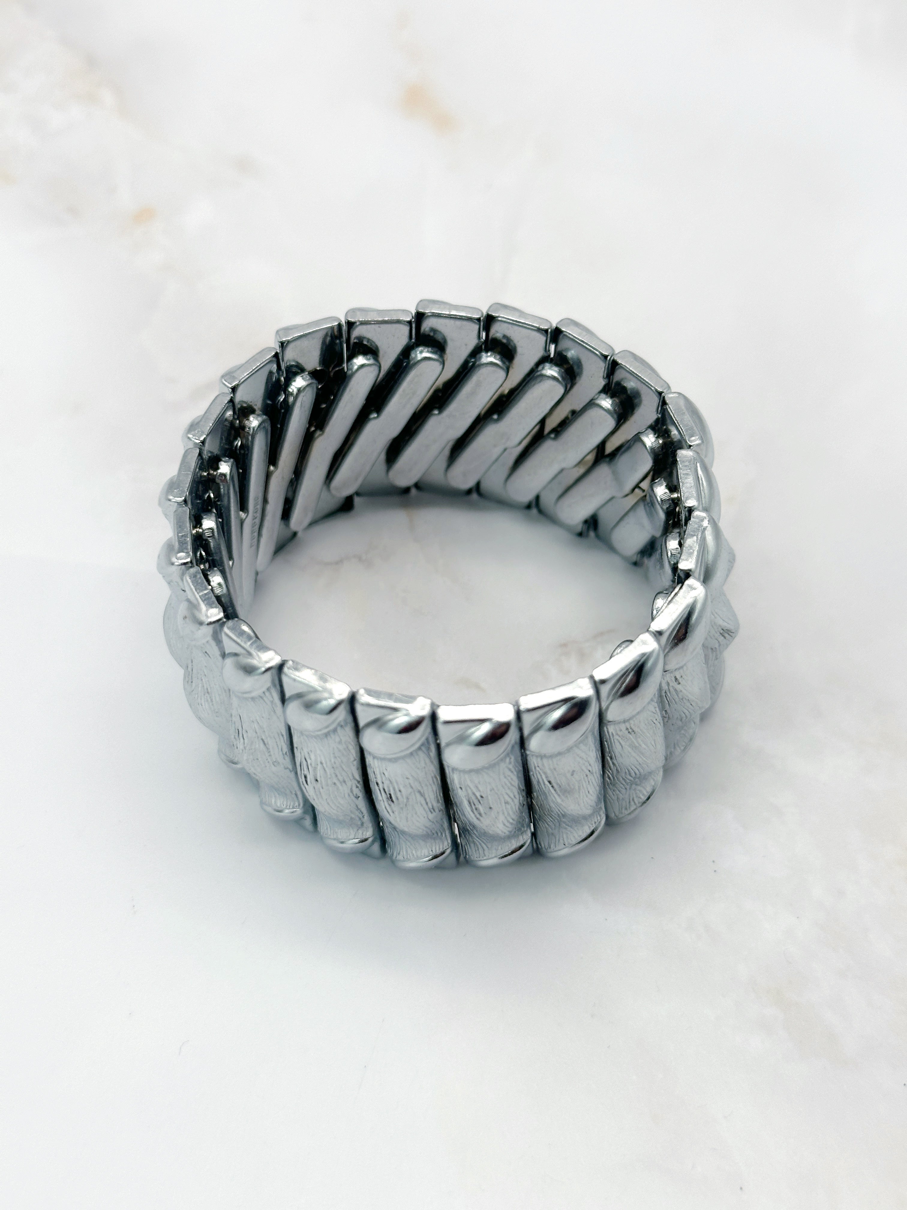 Silberfarbenes Vintage Armband flexibel im Bambus-Design