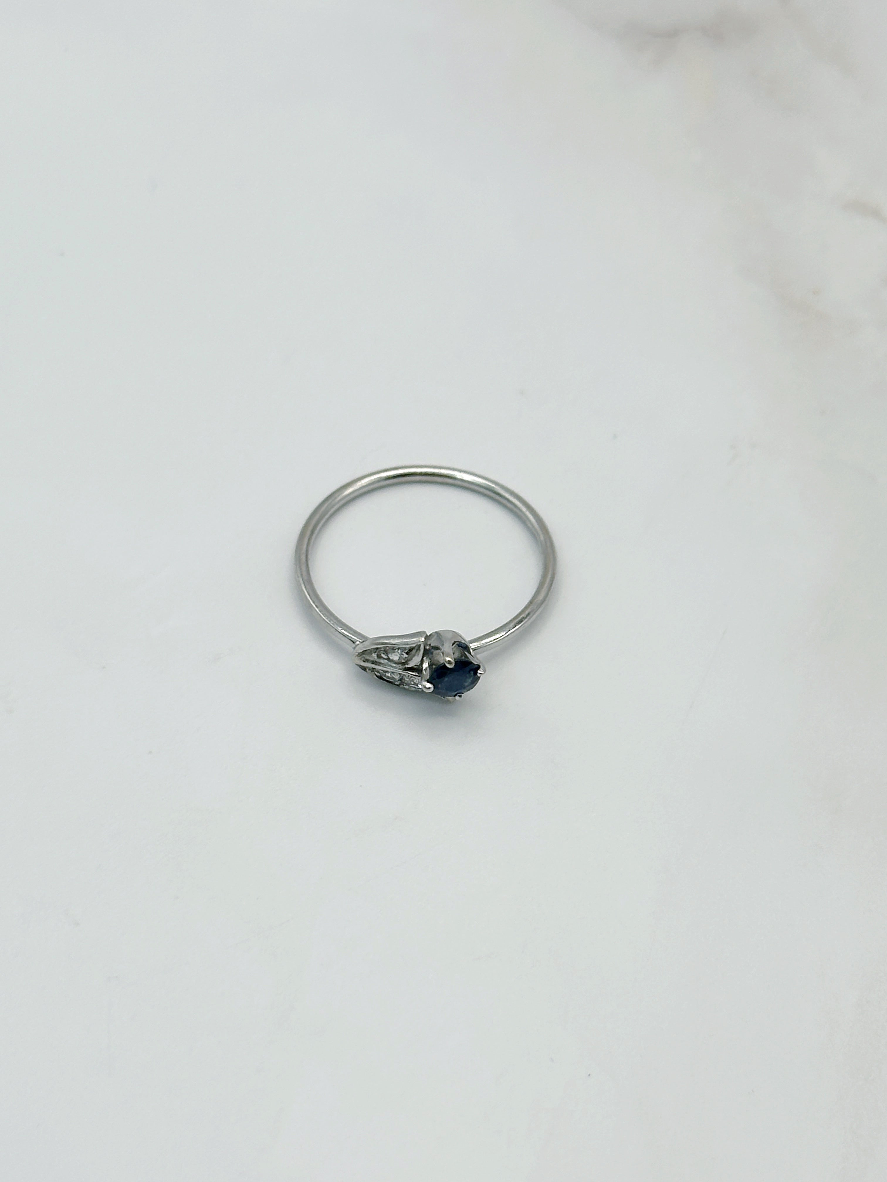 Filigraner Ring in 585 Weißgold – Blütendesign mit Saphir und Diamanten