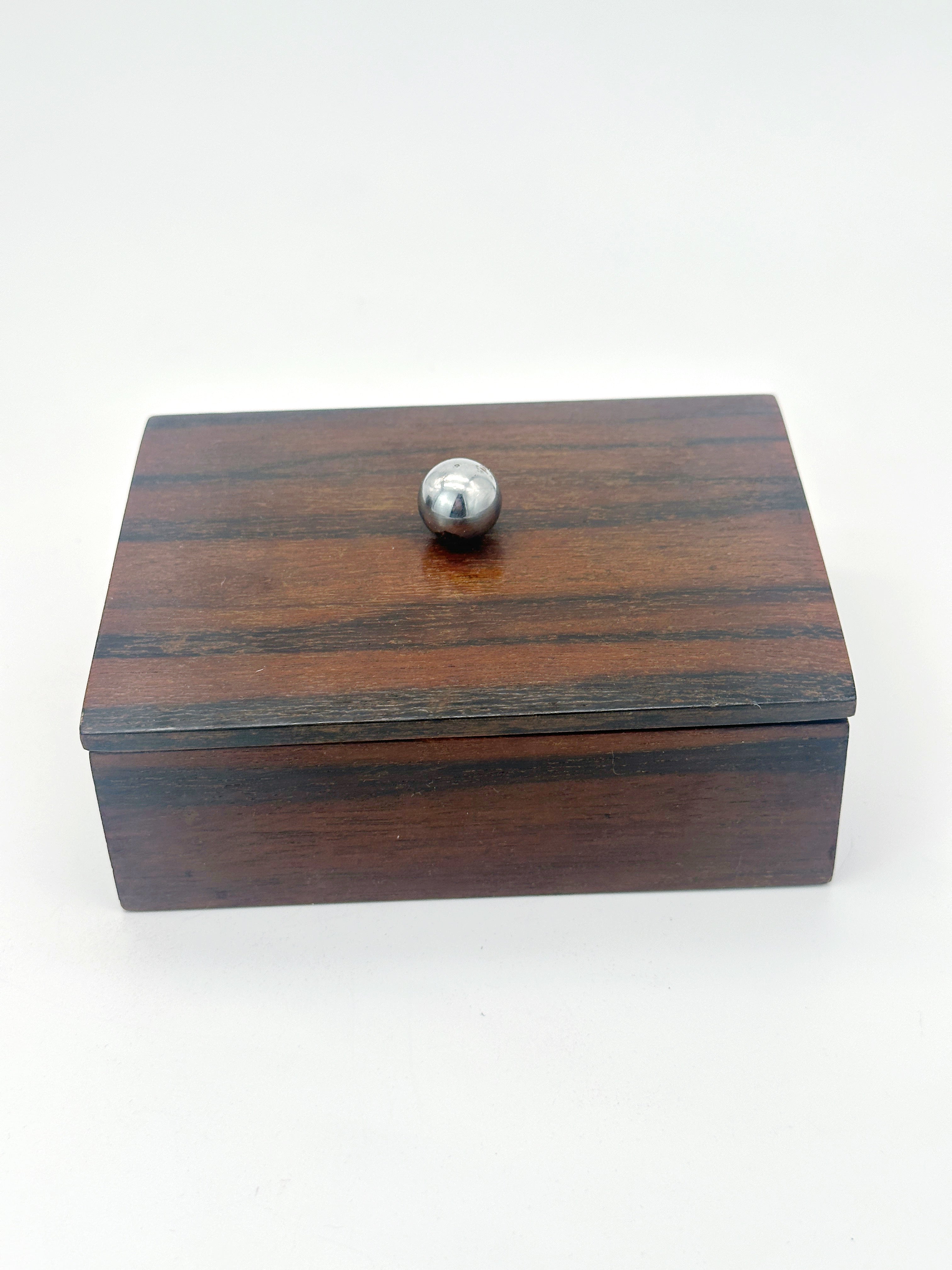 Vintage Holzdose für Tabak oder Zigaretten mit versilbertem Knauf