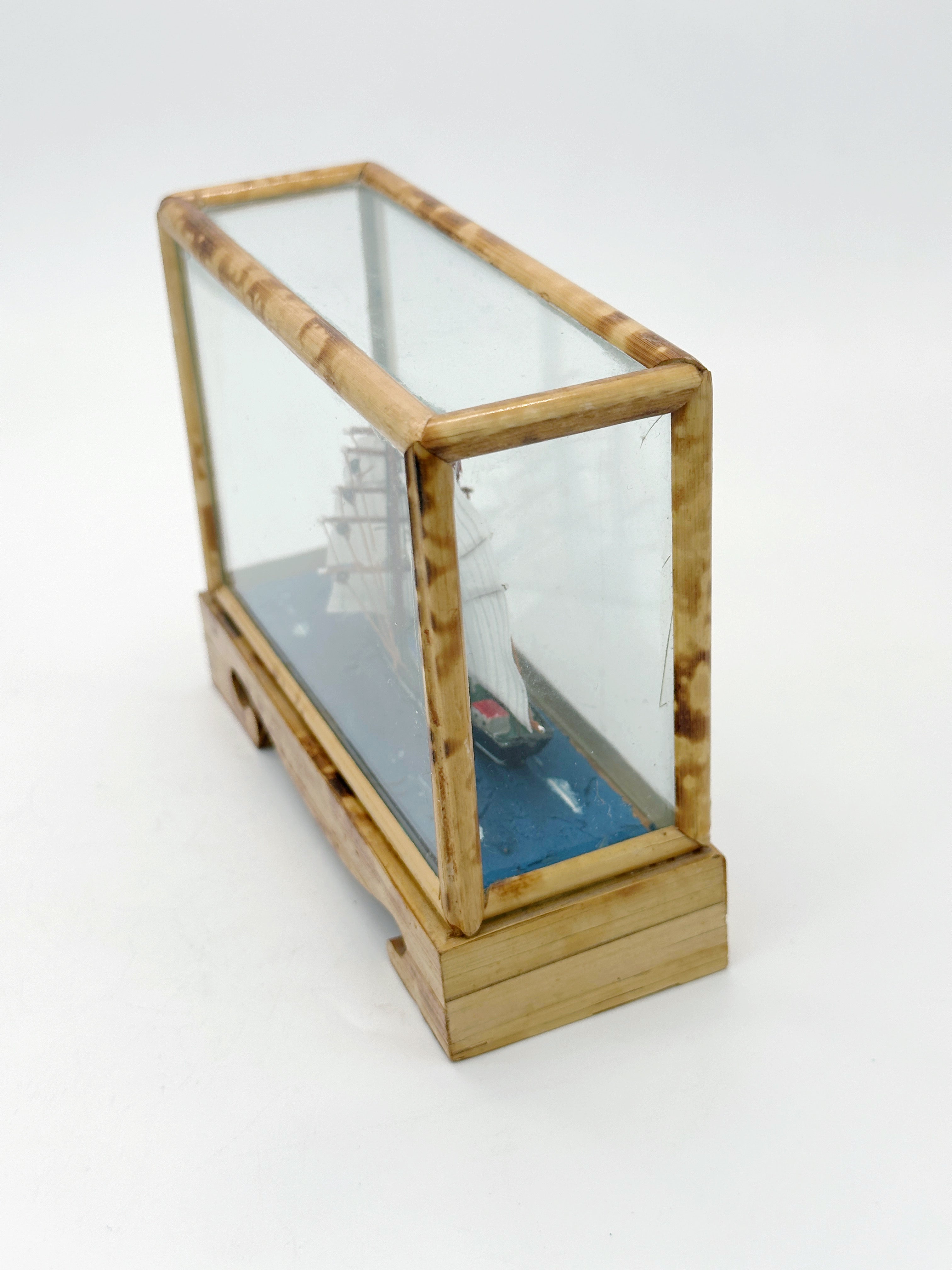 Filigranes Miniatur-Schiffsmodell im Glaskasten