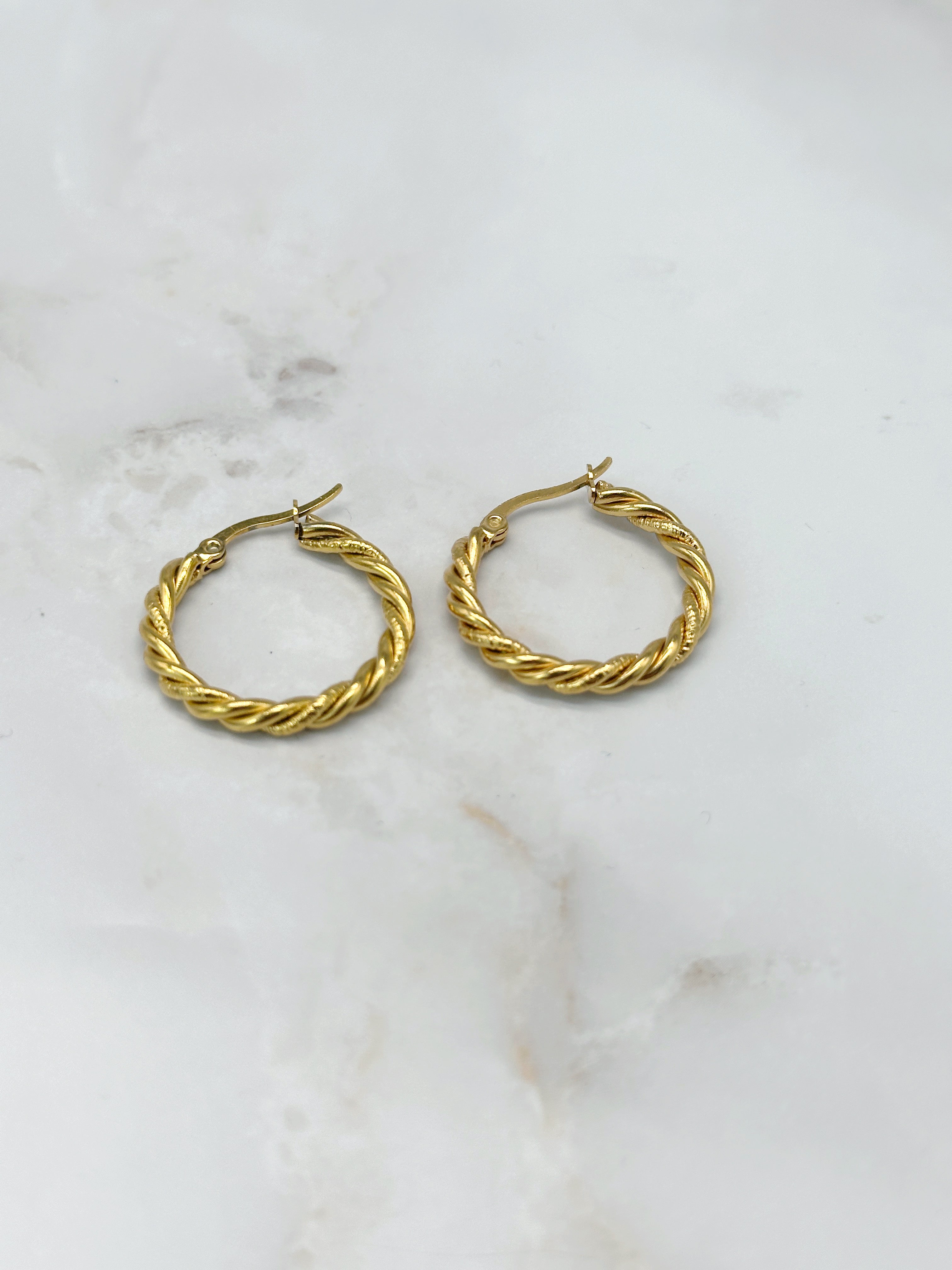 Vergoldete Vintage Creolen in gedrehter Optik