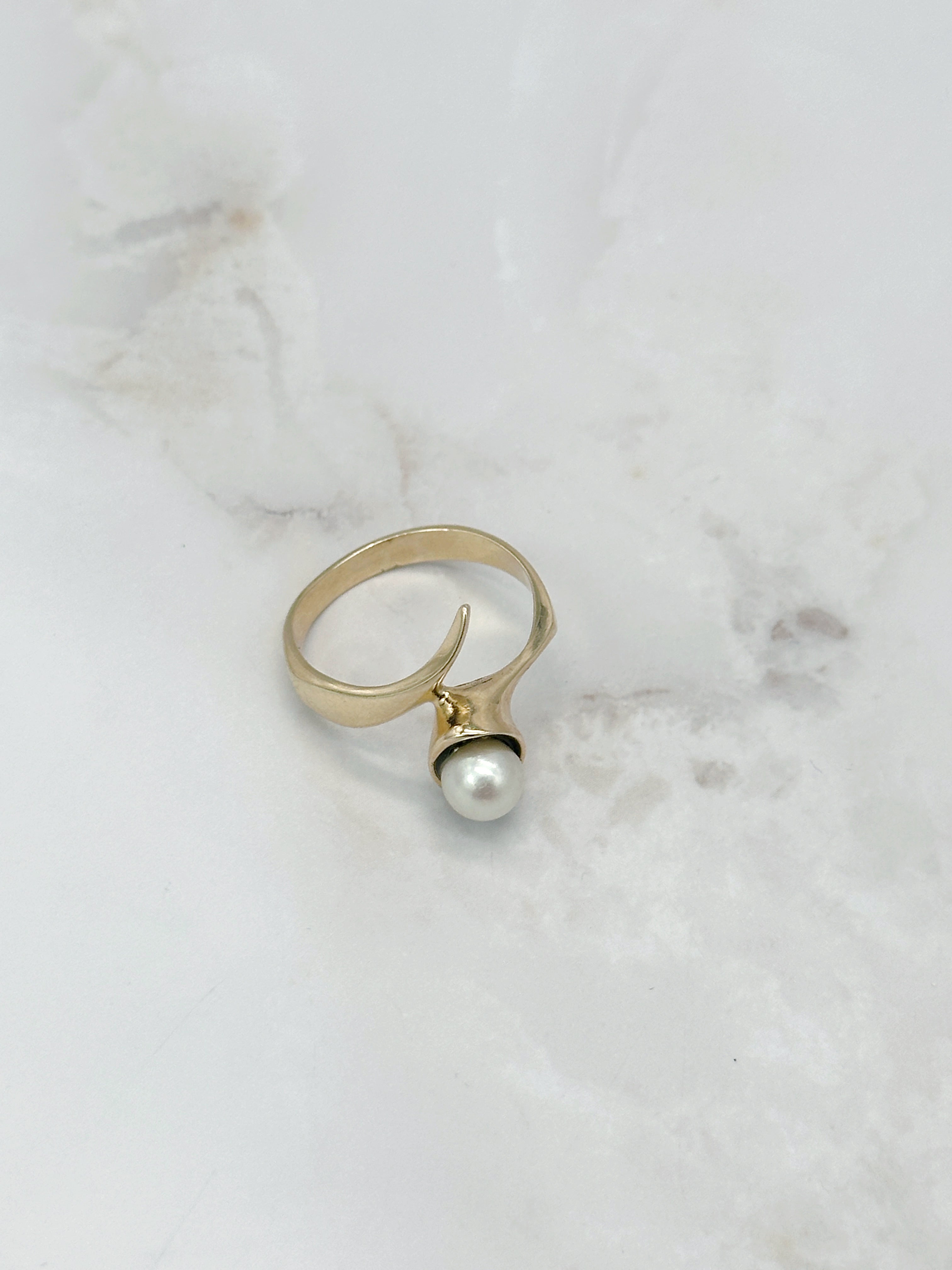 Abstrakter Ring in 585 Gelbgold mit Zuchtperle