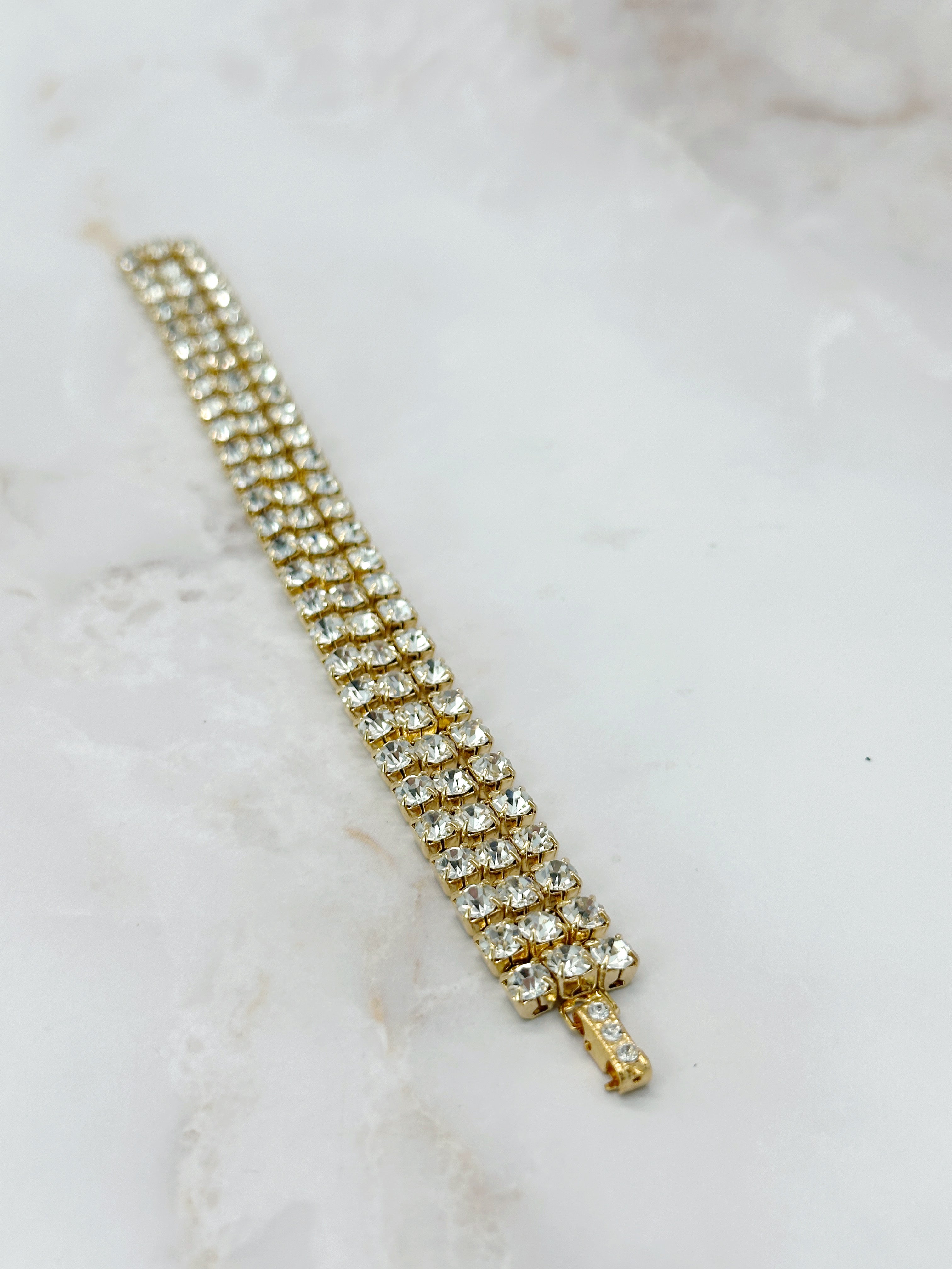 Vergoldetes Strassarmband mit drei Reihen Strass