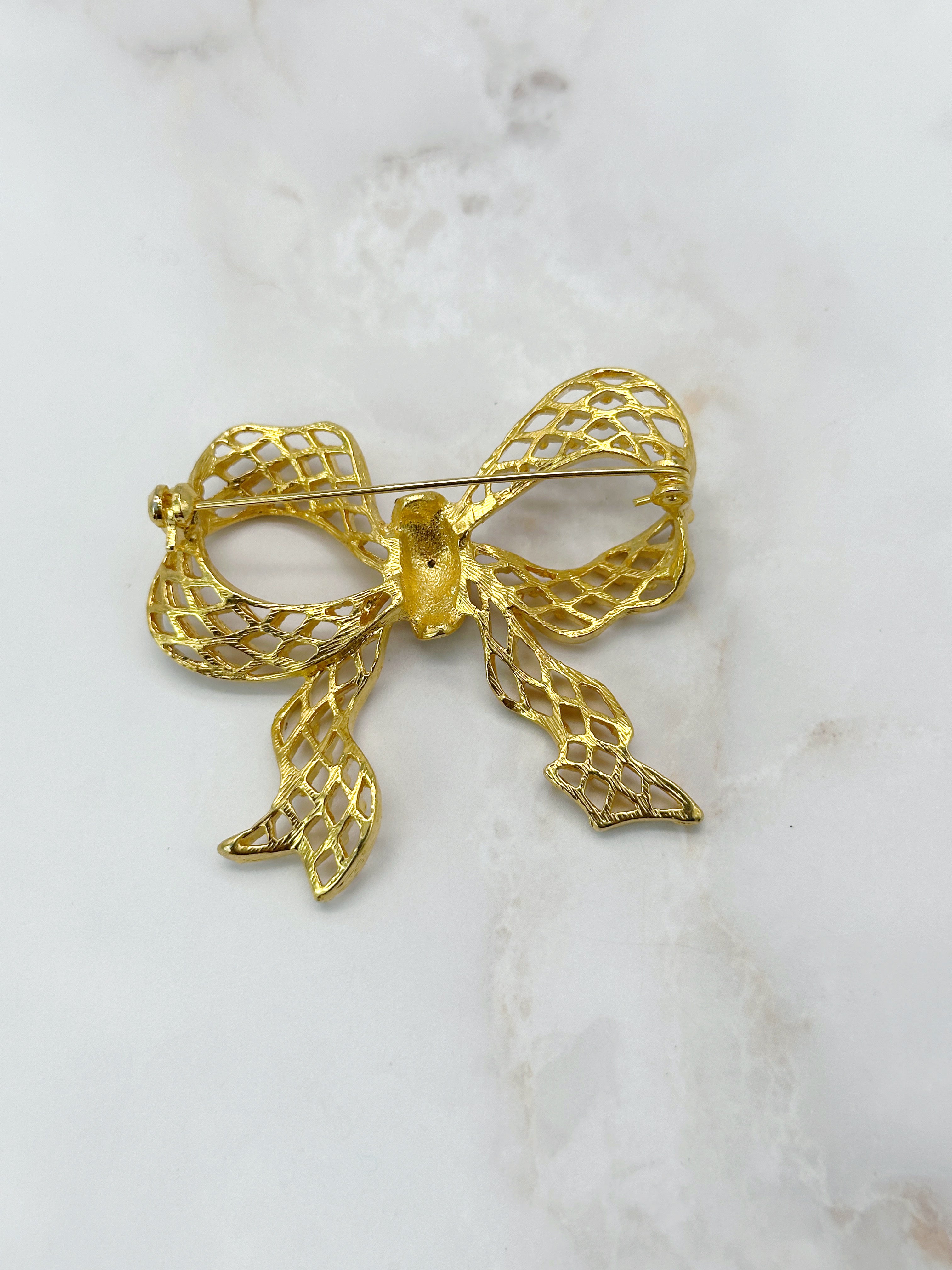 Vergoldete Vintage Statement Brosche in Schleifenform mit rotem und klarem Strass