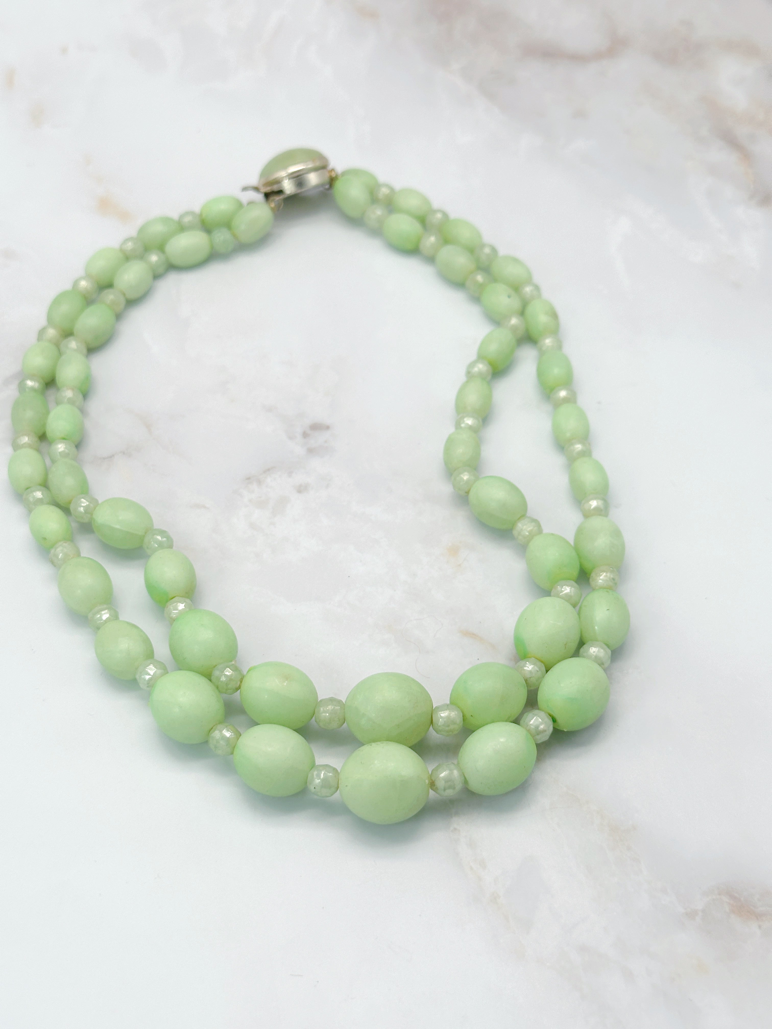 Zweireihige Vintage Halskette mit hellgrünen Kunstperlen im Verlauf um 1950