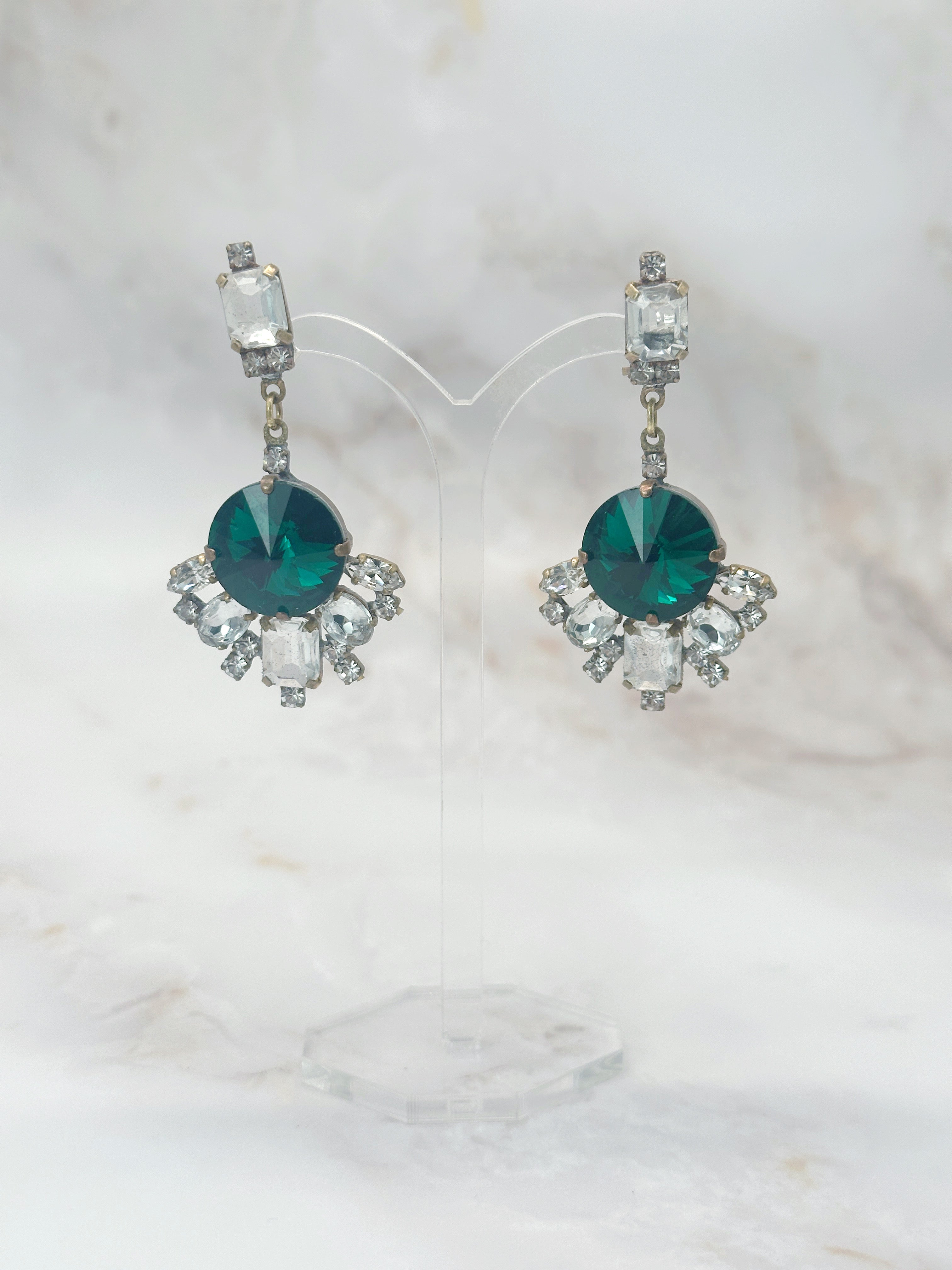 Elegante Kristall Ohrhänger mit grünem Stein