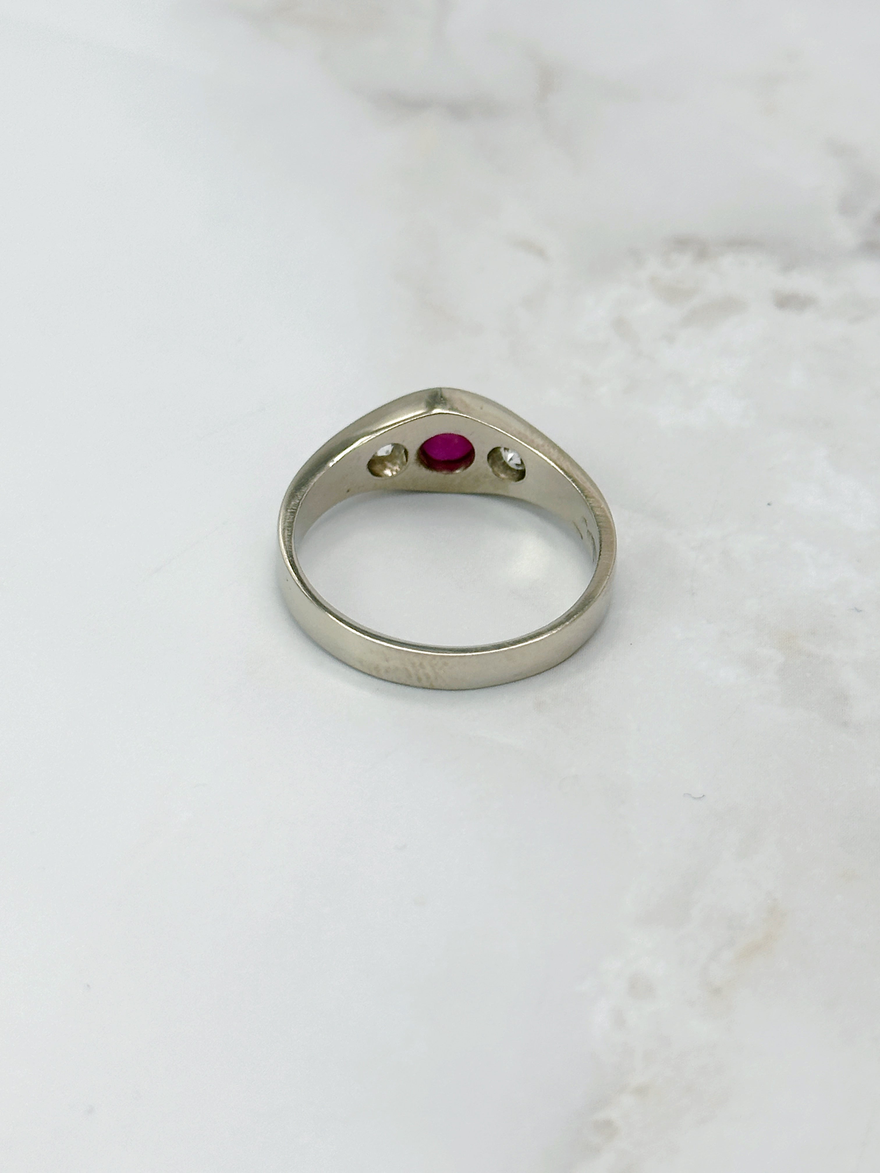 Vintage Ring in 585 Gelbgold mit Rubin-Cabochon und Zirkonia