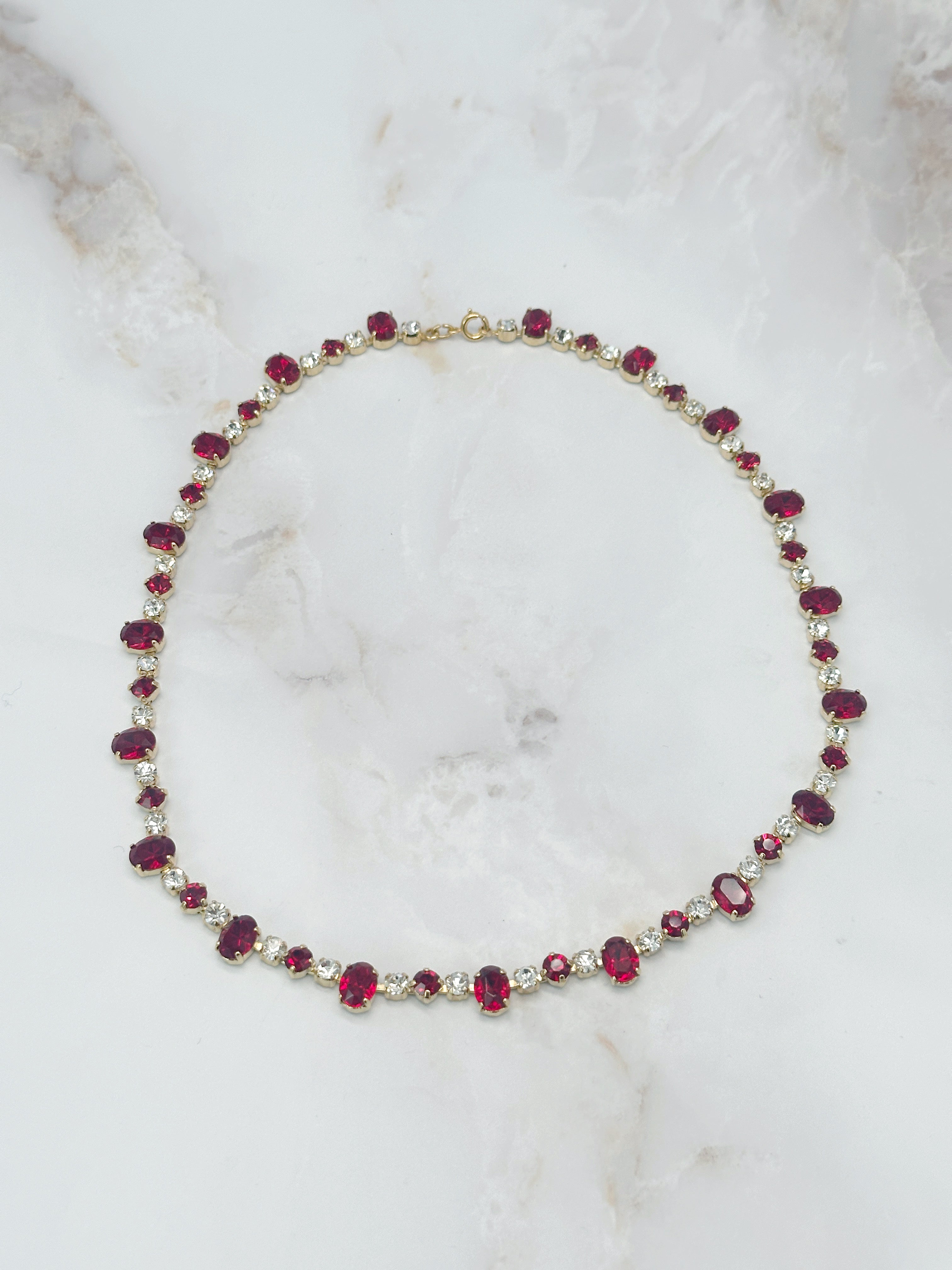 Vergoldete Vintage Riviere Halskette mit rotem und klarem Strass