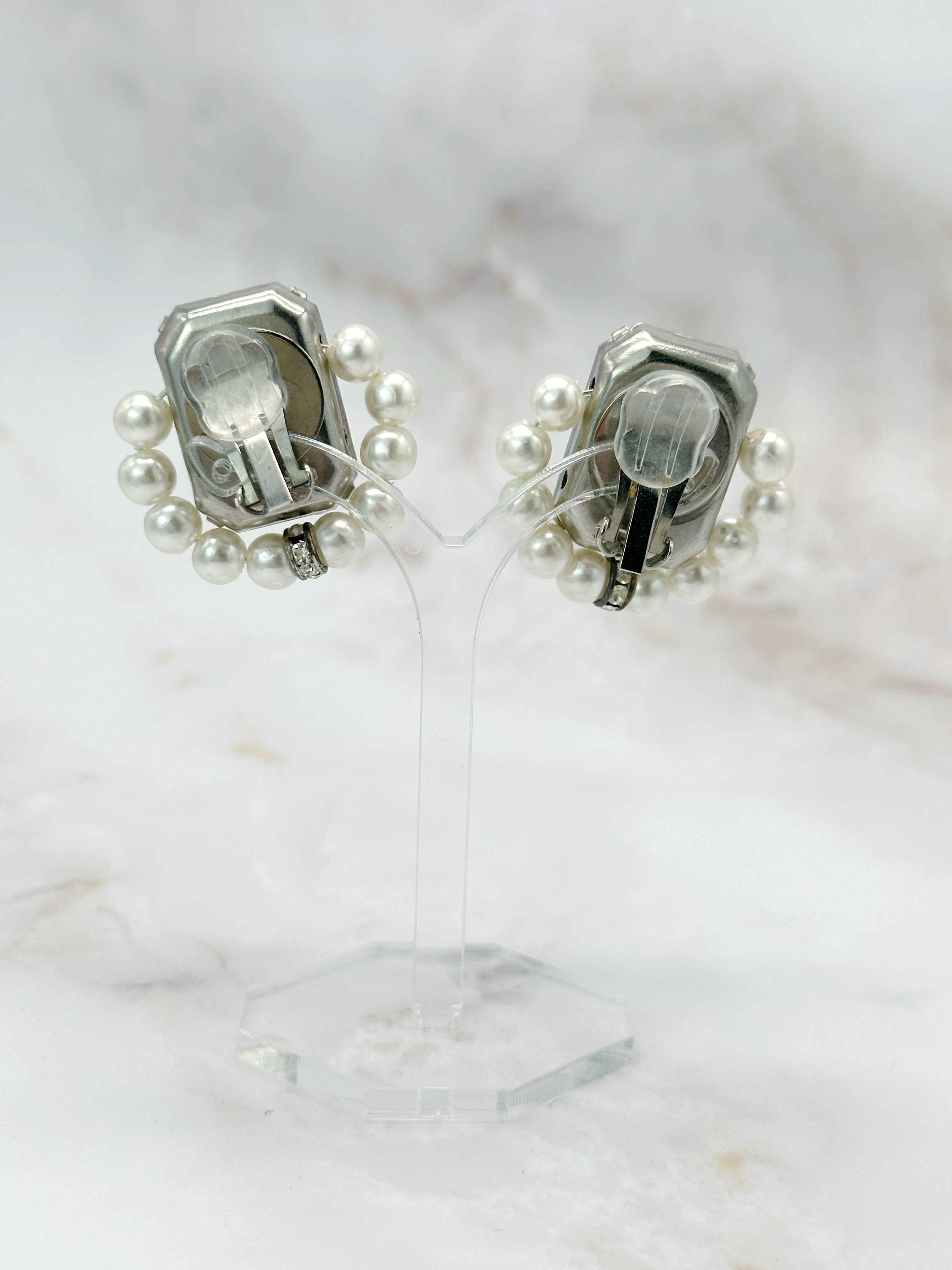 Elegante Vintage Ohrclips mit hellblauem Glasstein und Perlen