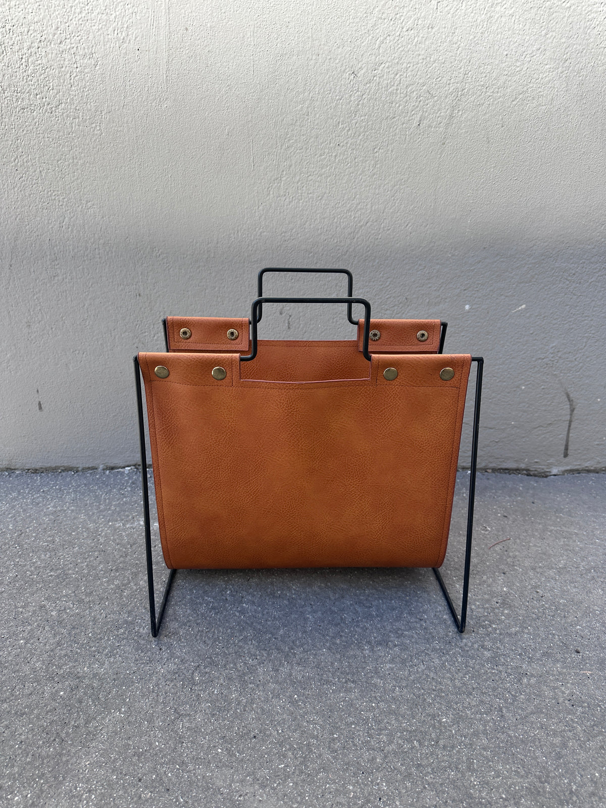 Vintage Zeitungsständer aus schwarzem Metall und Leder