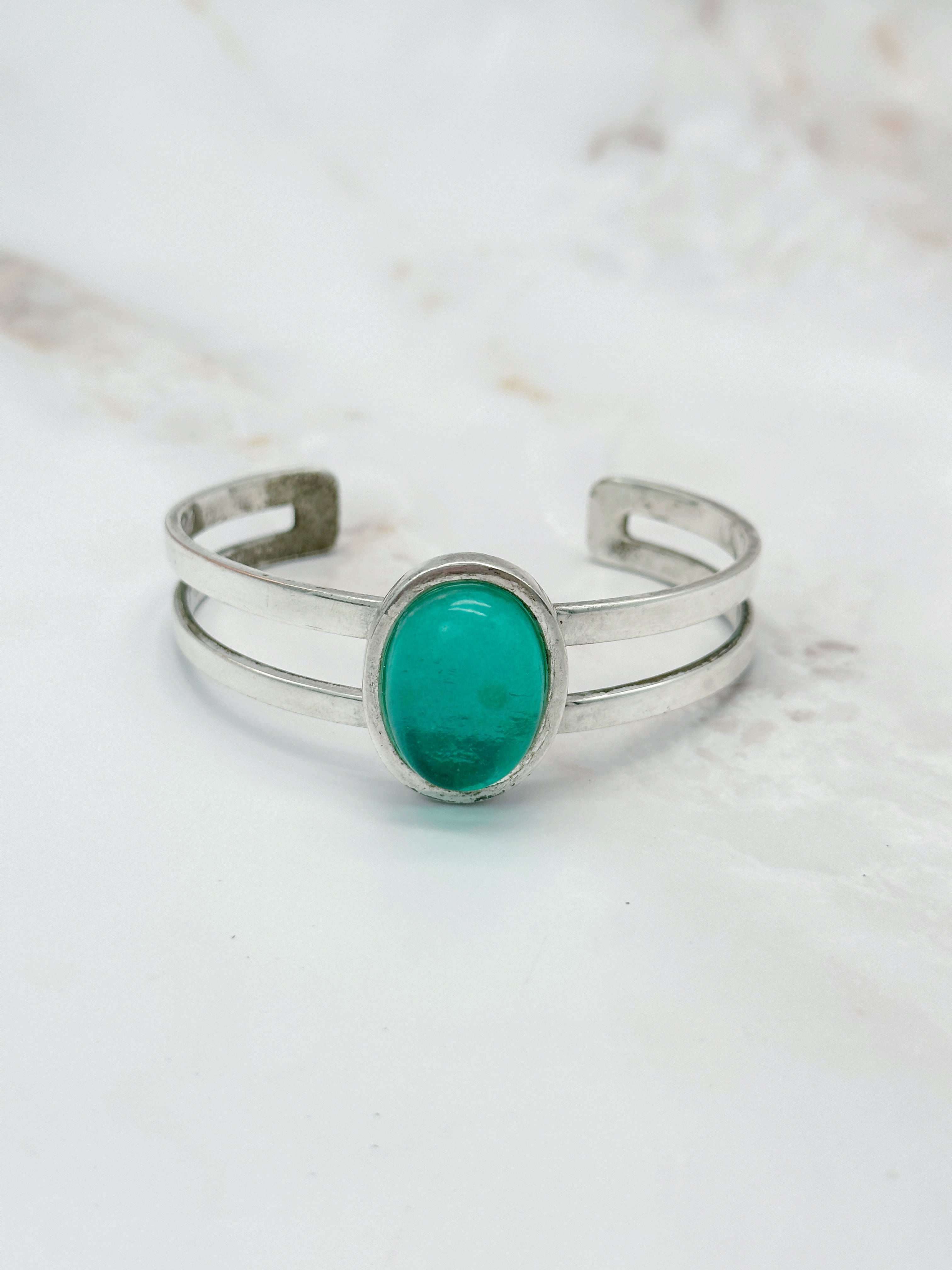 Silver-plated emerald green cabochon bangle