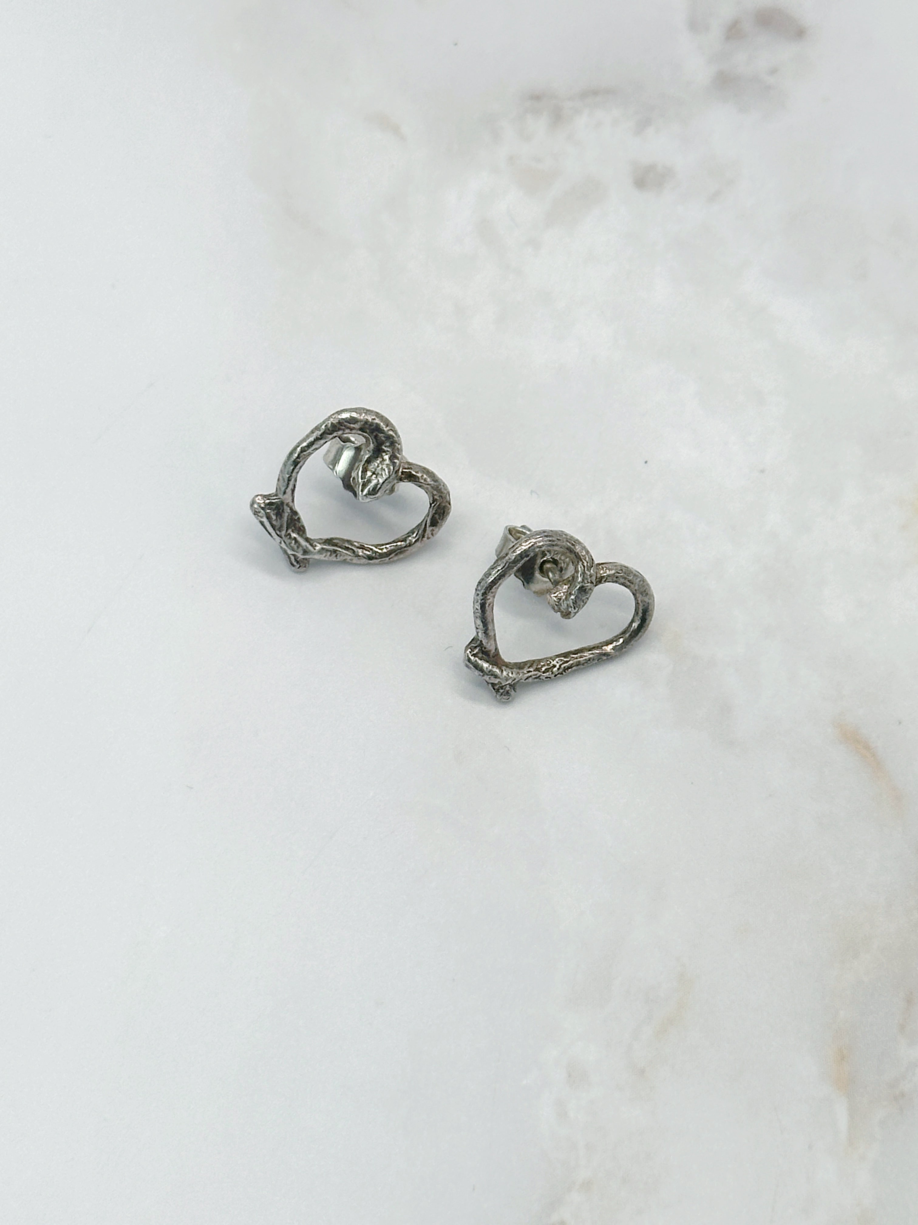 Minimalistische Herz-Ohrstecker aus 925 Sterling Silber