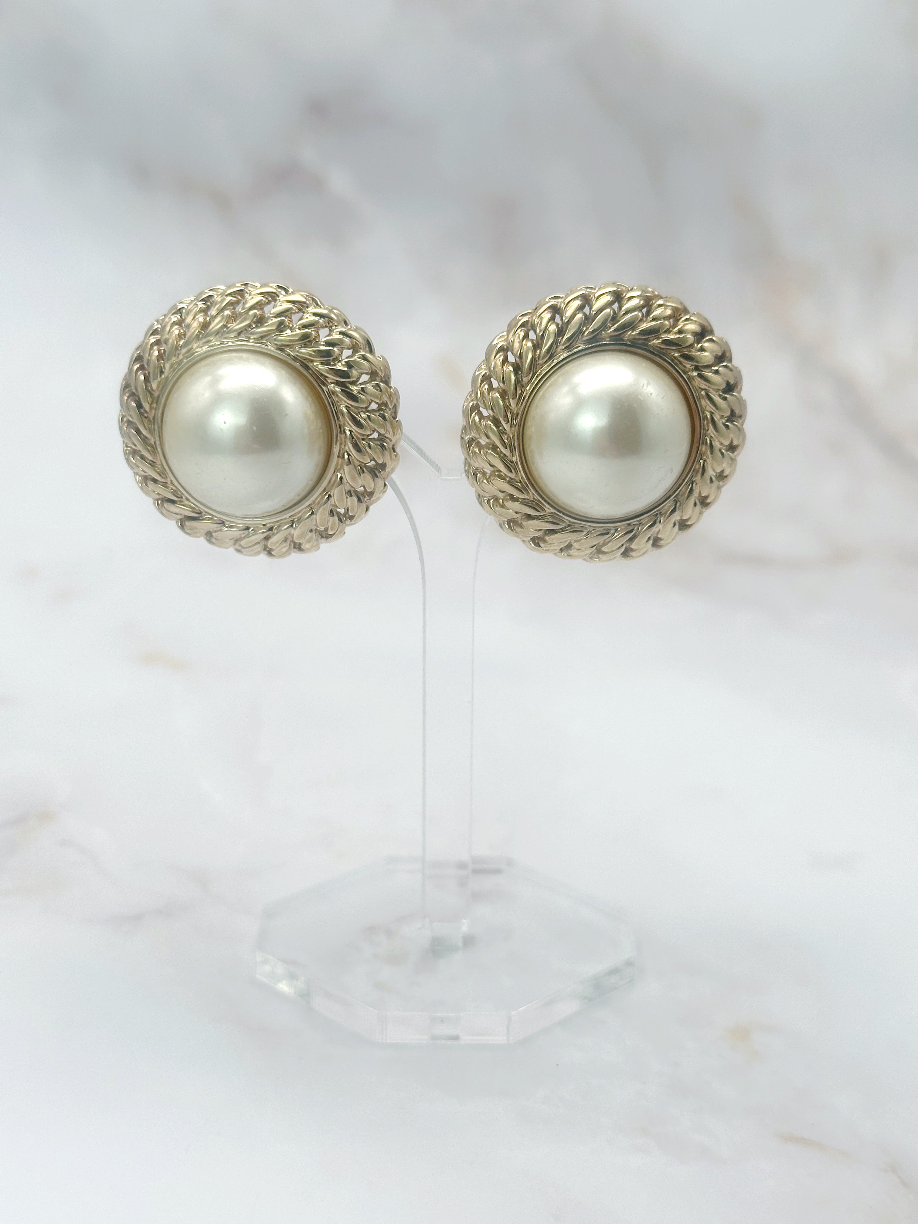 Signierte Vintage Ohrclips von Pierre Lang im Chanel-Stil mit Kunstperle