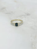 Ring in 750 Gelbgold mit dunkelblauem Saphir und Diamant-Baguetten