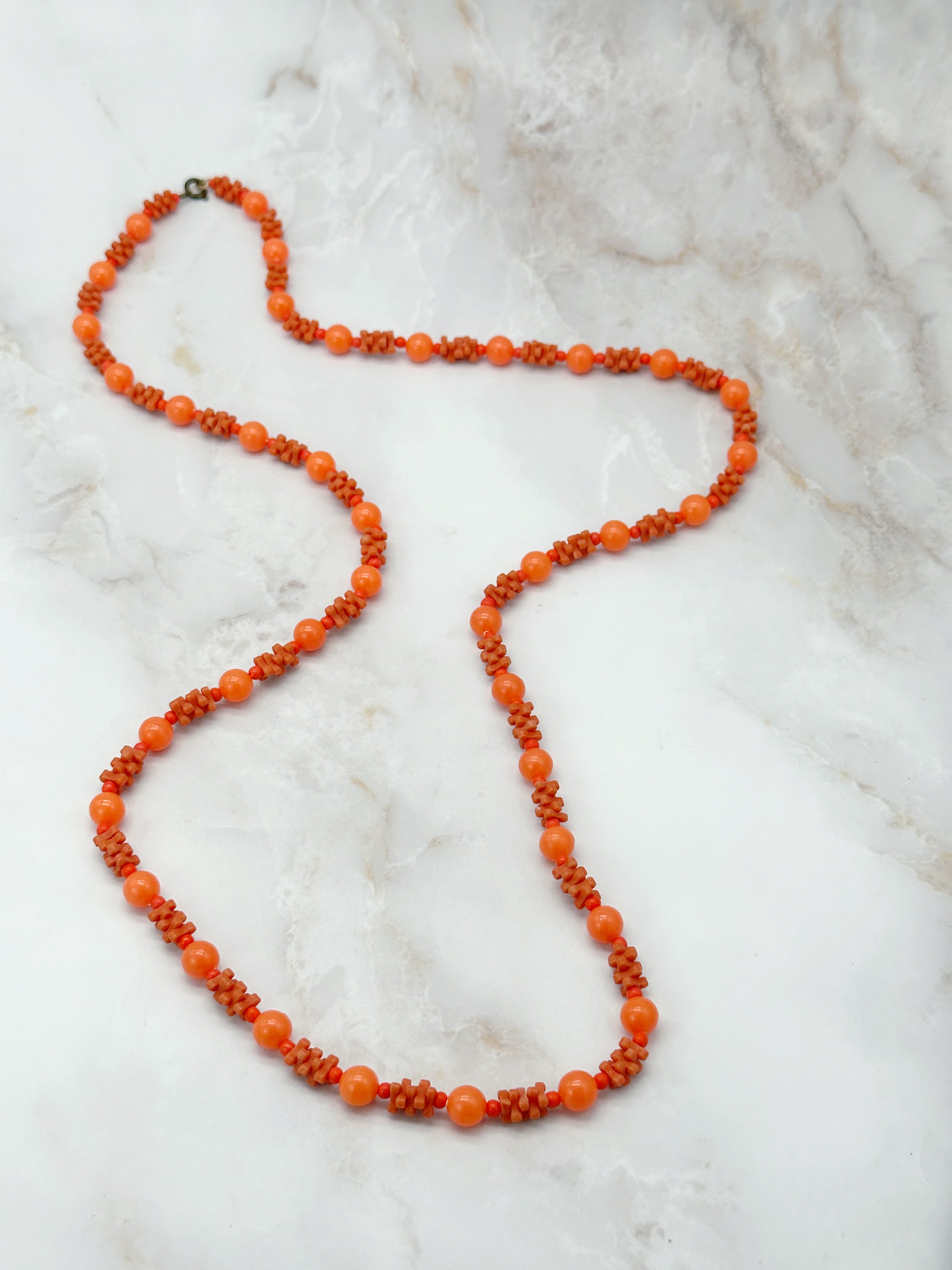 Lange Vintage Halskette mit Kugeln und Stäbchen in Orange oder Grün